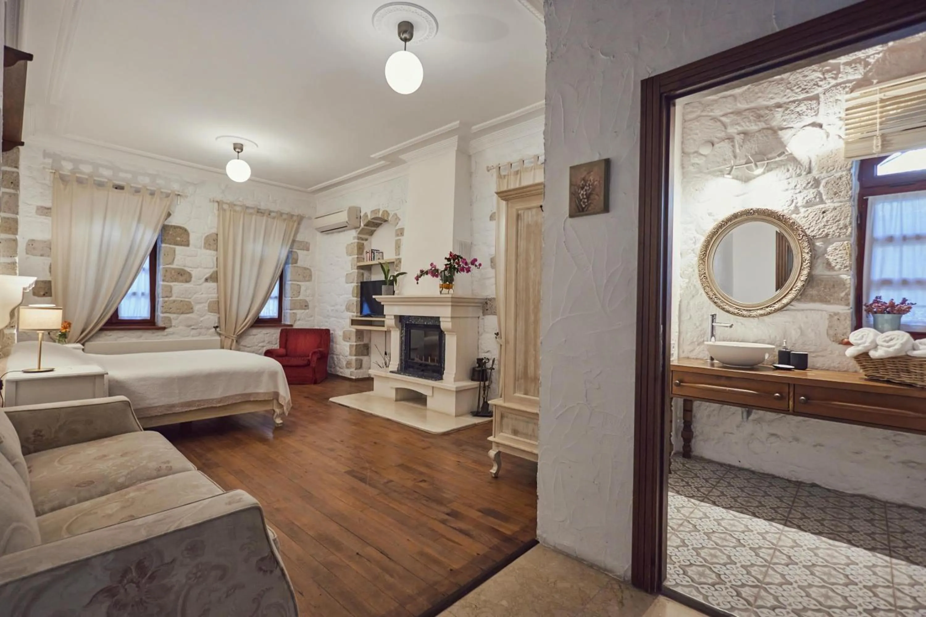 Photo of the whole room, Bed in Alacati Zeytin Konak Hotel