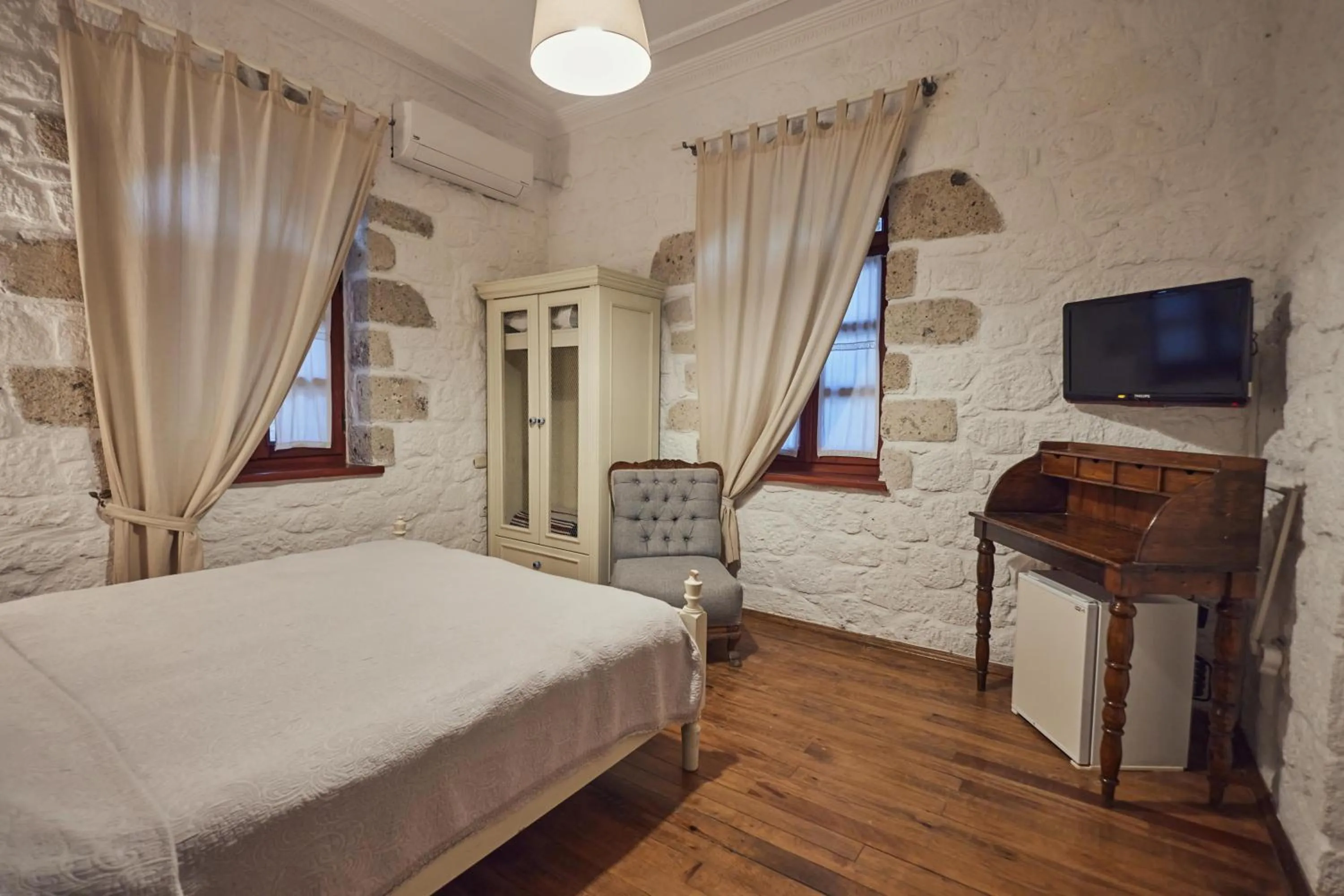 Photo of the whole room, Bed in Alacati Zeytin Konak Hotel
