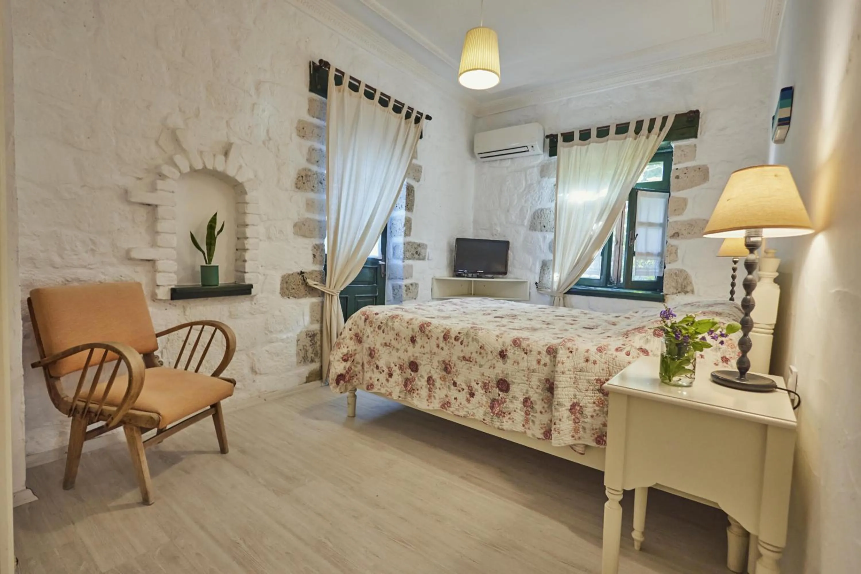 Photo of the whole room, Bed in Alacati Zeytin Konak Hotel