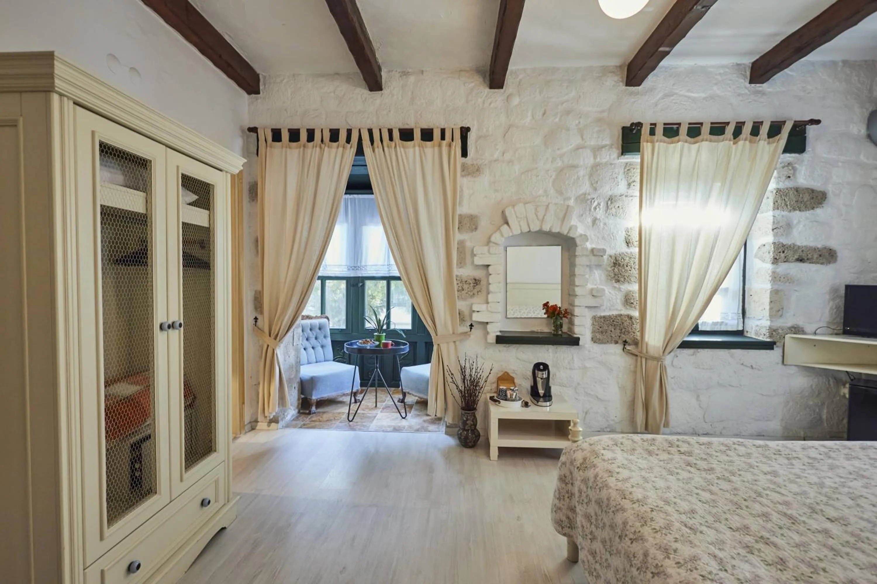 Balcony/Terrace, Bed in Alacati Zeytin Konak Hotel