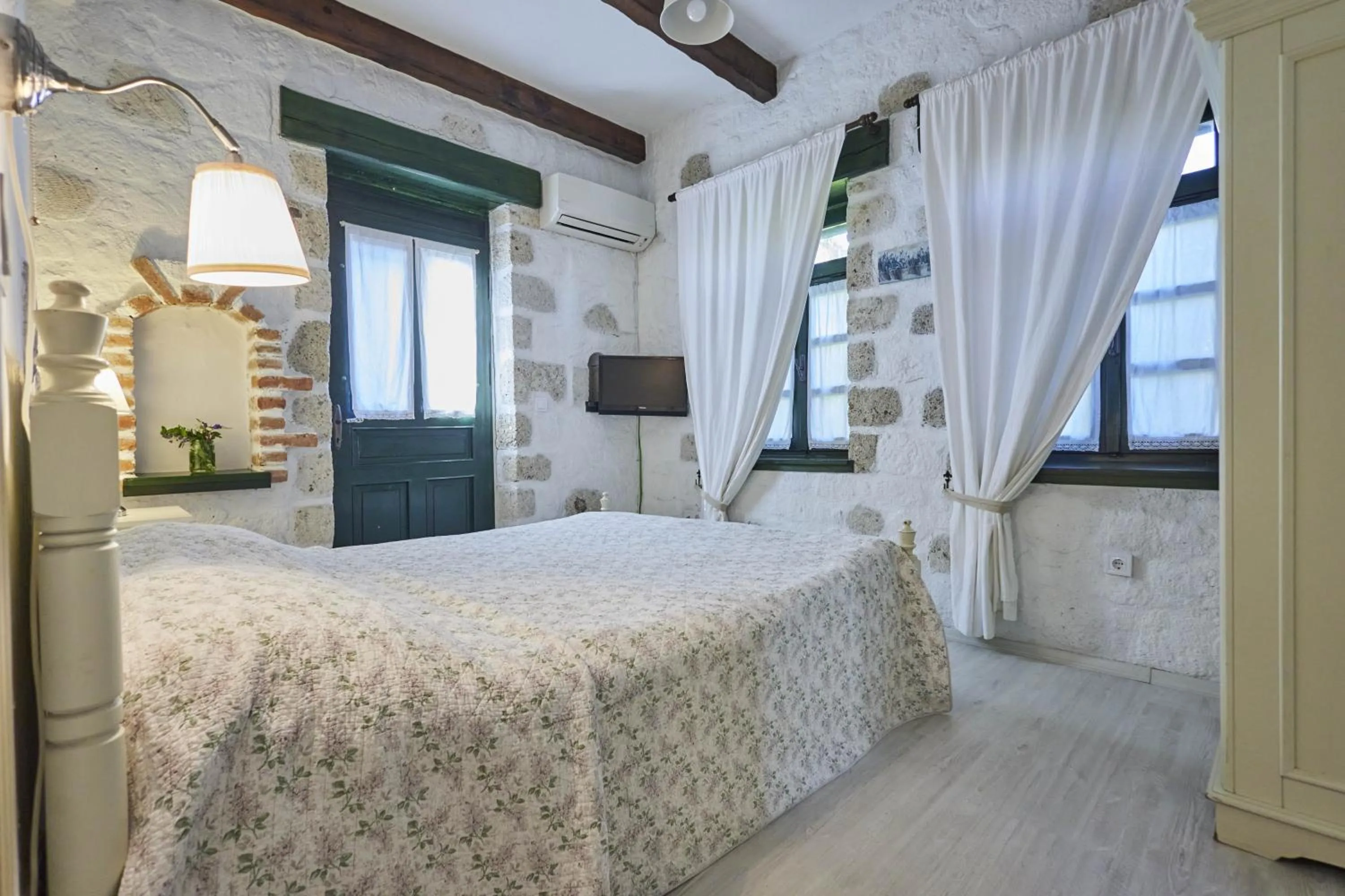 Photo of the whole room, Bed in Alacati Zeytin Konak Hotel