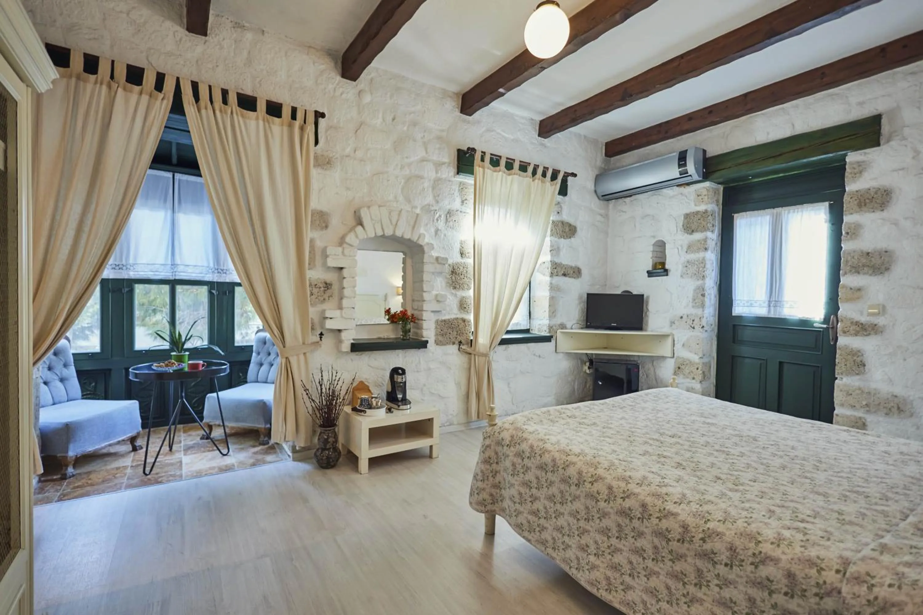 Photo of the whole room, Bed in Alacati Zeytin Konak Hotel