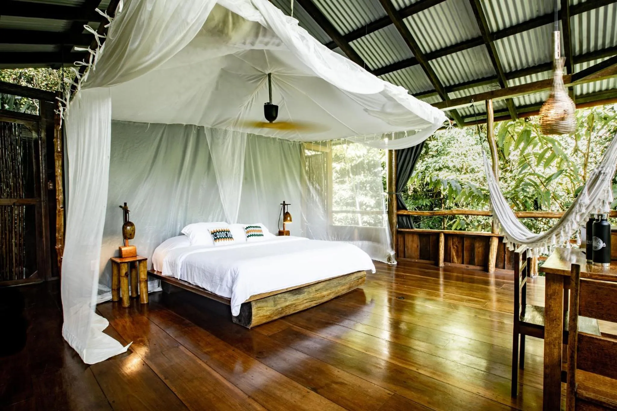 Bed in La Loma Jungle Lodge and Chocolate Farm