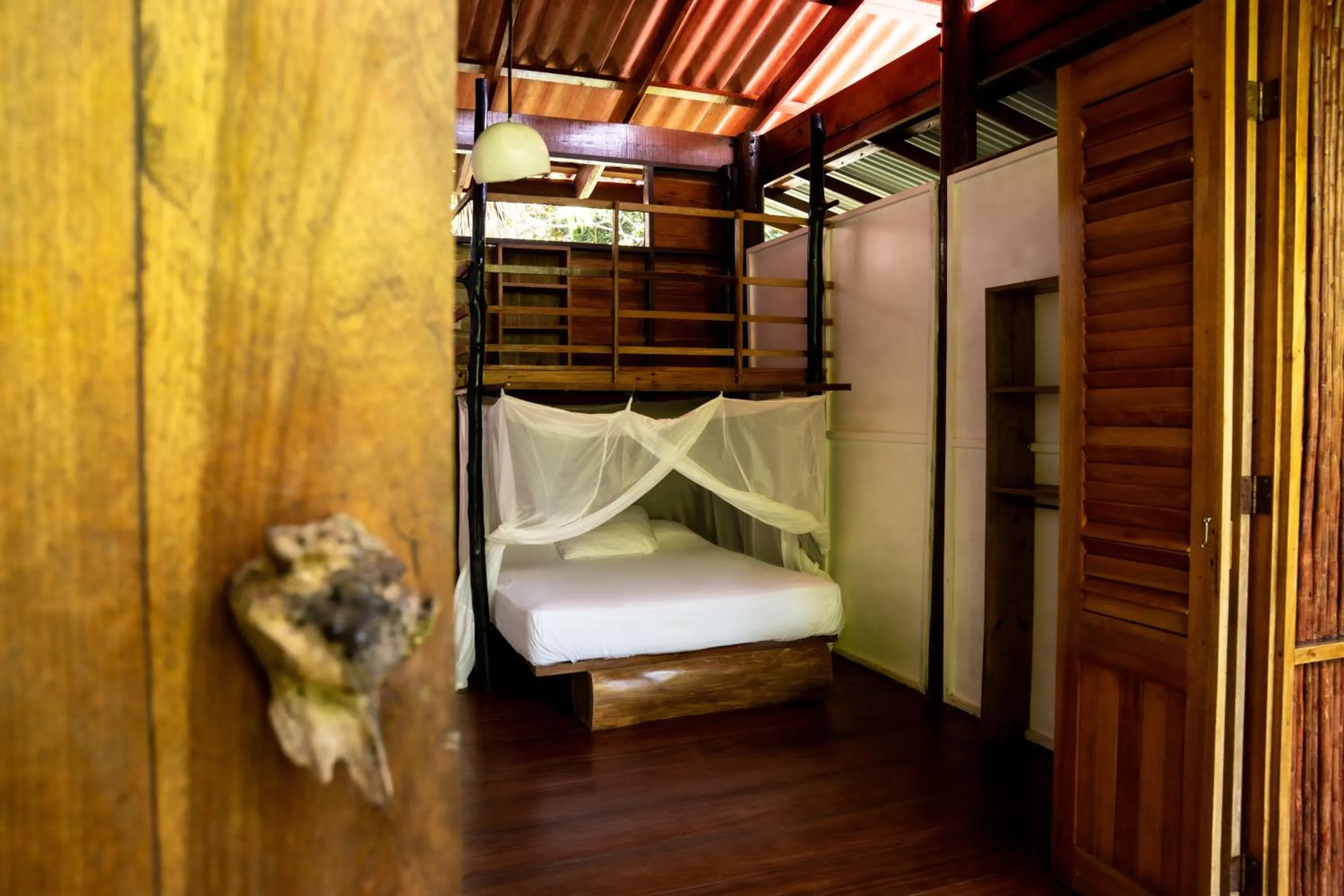 Bed in La Loma Jungle Lodge and Chocolate Farm
