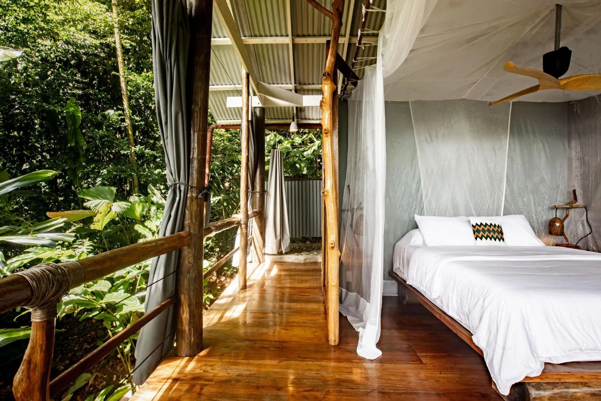 Bed in La Loma Jungle Lodge and Chocolate Farm
