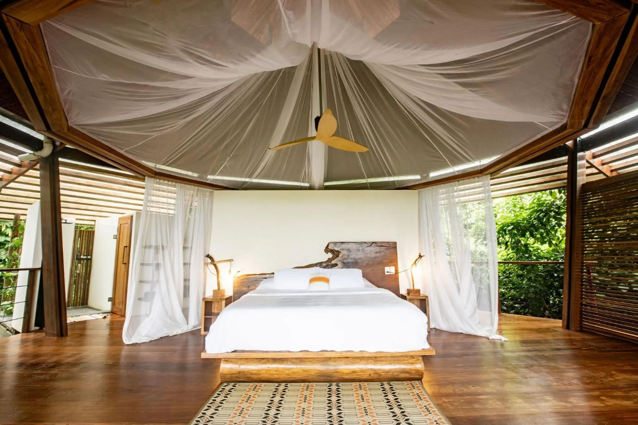 Bed in La Loma Jungle Lodge and Chocolate Farm