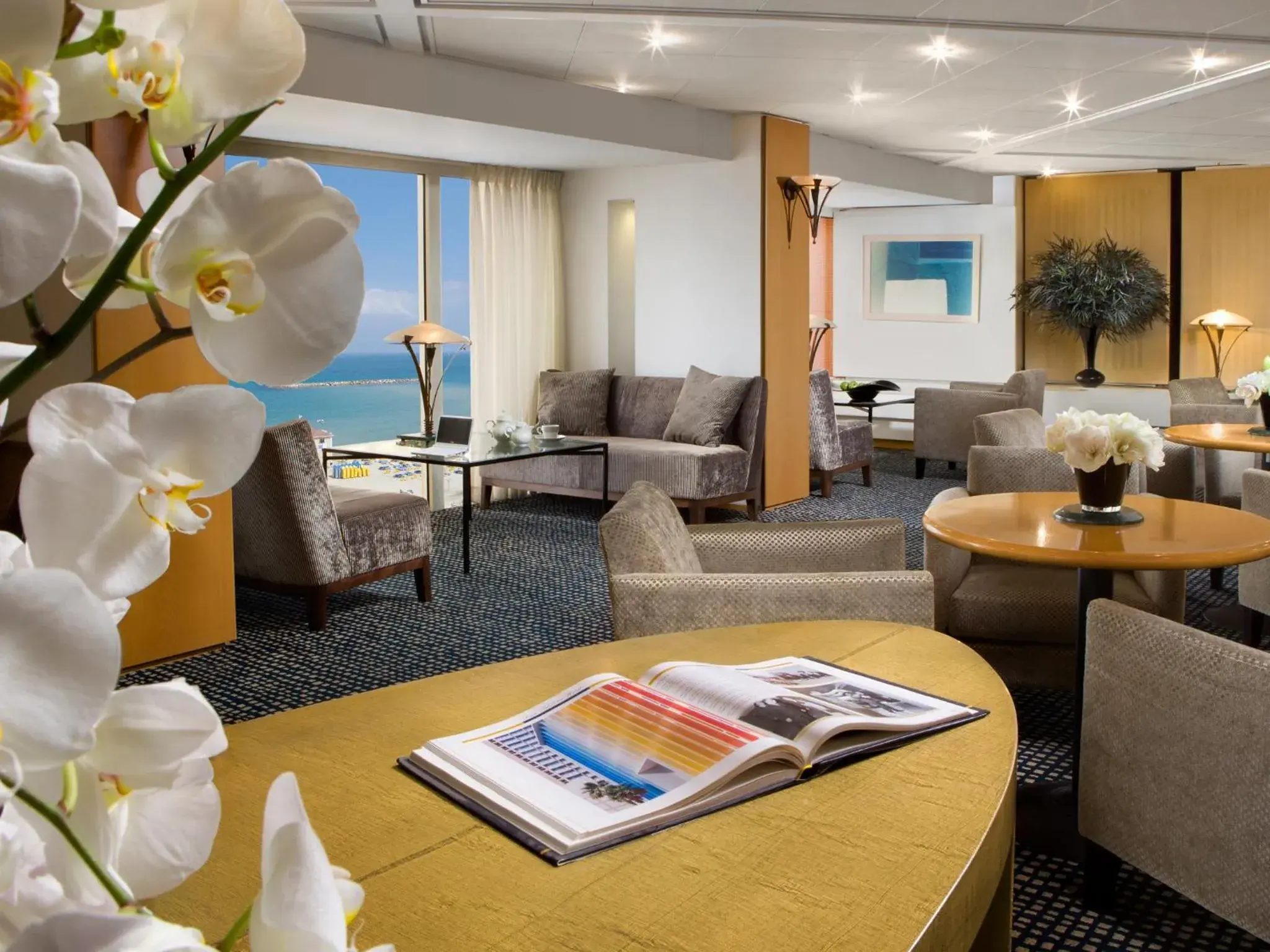 Lounge or bar in Dan Tel Aviv Hotel Lounge or bar in Dan Tel Aviv Hotel