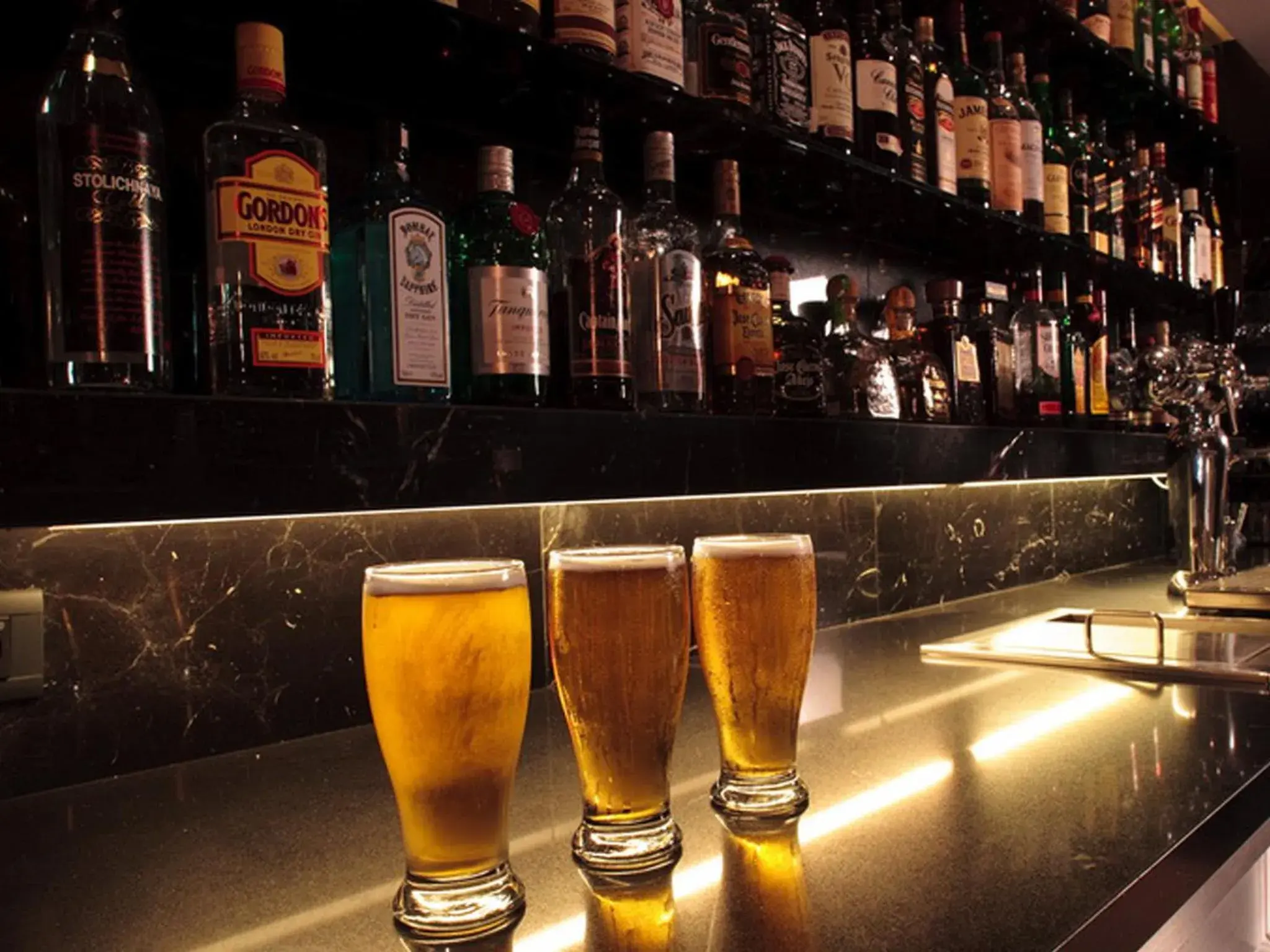 Lounge or bar in Dan Tel Aviv Hotel Lounge or bar in Dan Tel Aviv Hotel