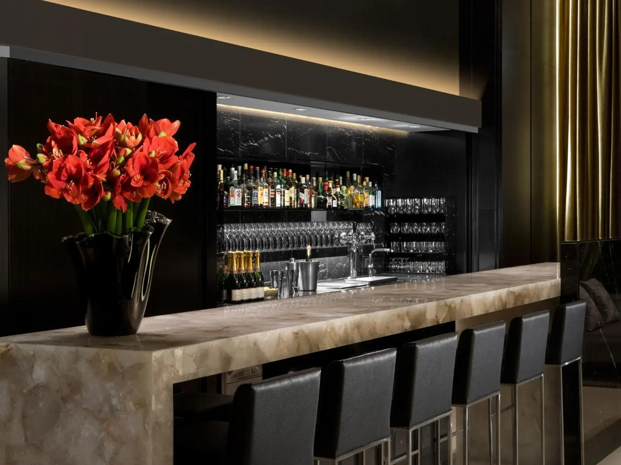 Lounge or bar in Dan Tel Aviv Hotel Lounge or bar in Dan Tel Aviv Hotel