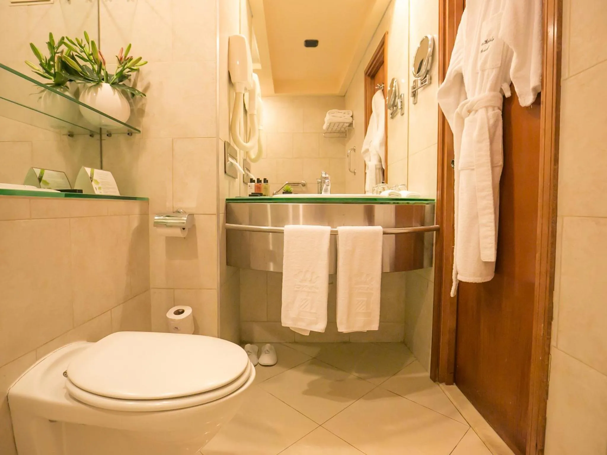 Toilet in Dan Panorama Jerusalem Hotel