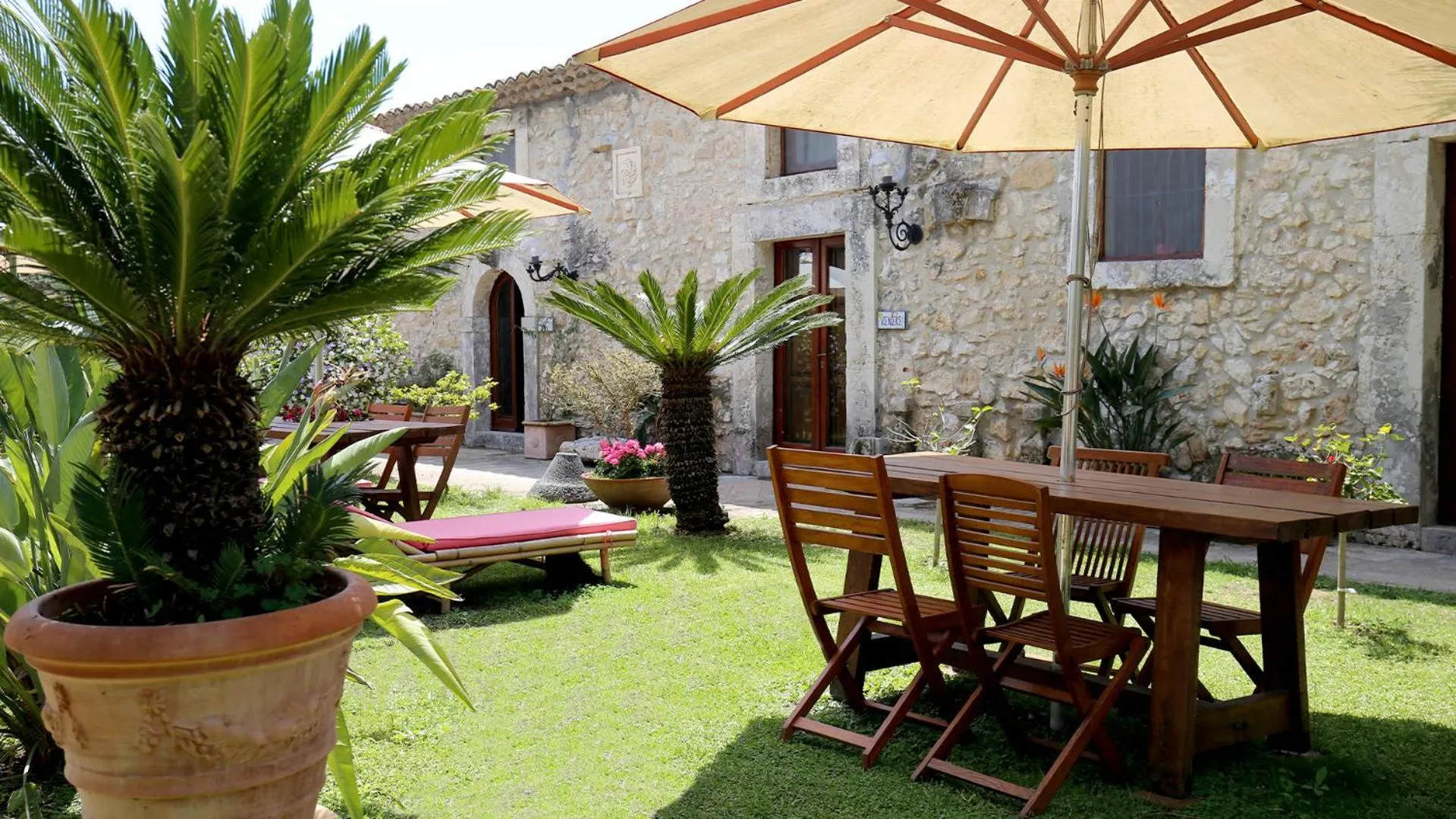 Patio in Villa Dei Papiri Fonte Ciane