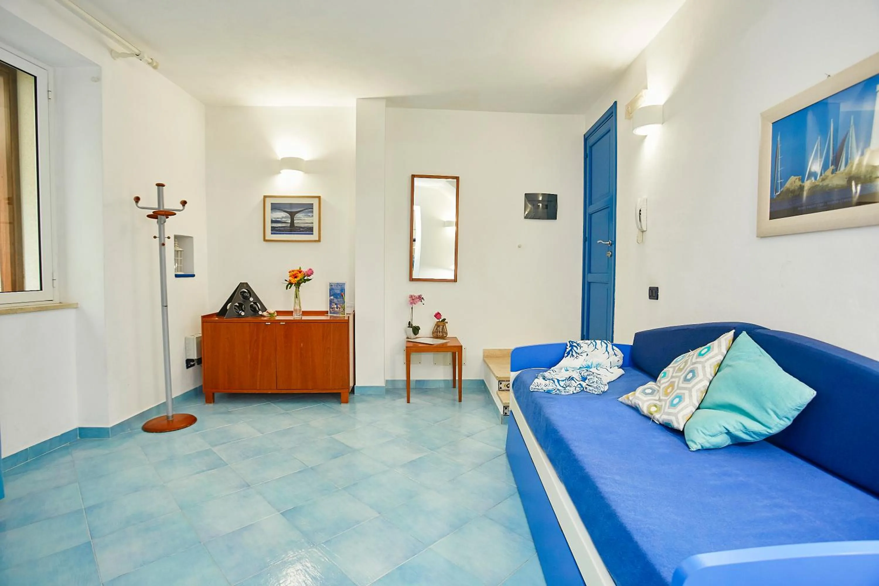 Living room, Bed in Appartamenti Rosa Dei Venti