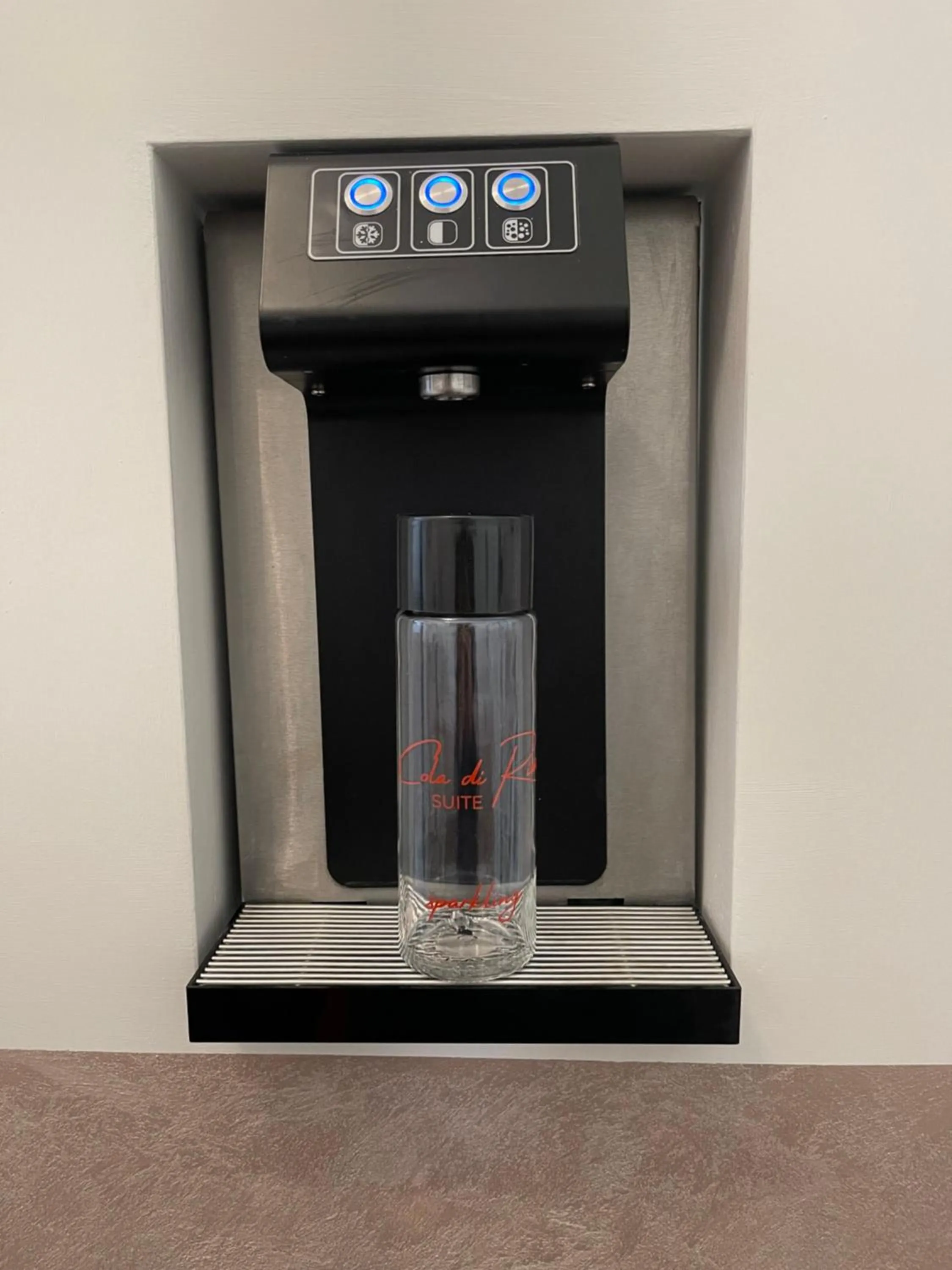 vending machine in Cola Di Rienzo Suite Guest House