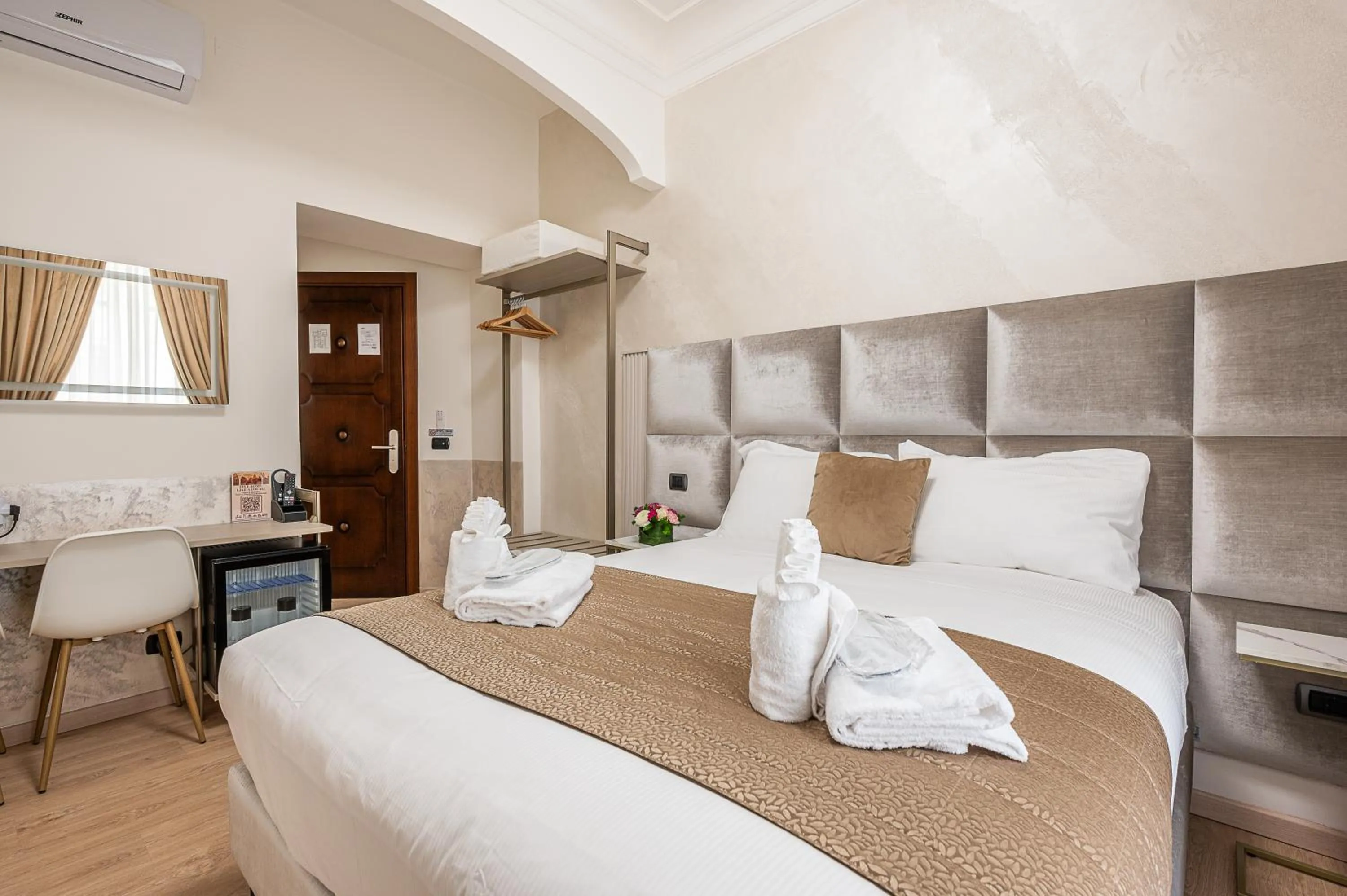 Bedroom, Bed in Cola Di Rienzo Suite Guest House