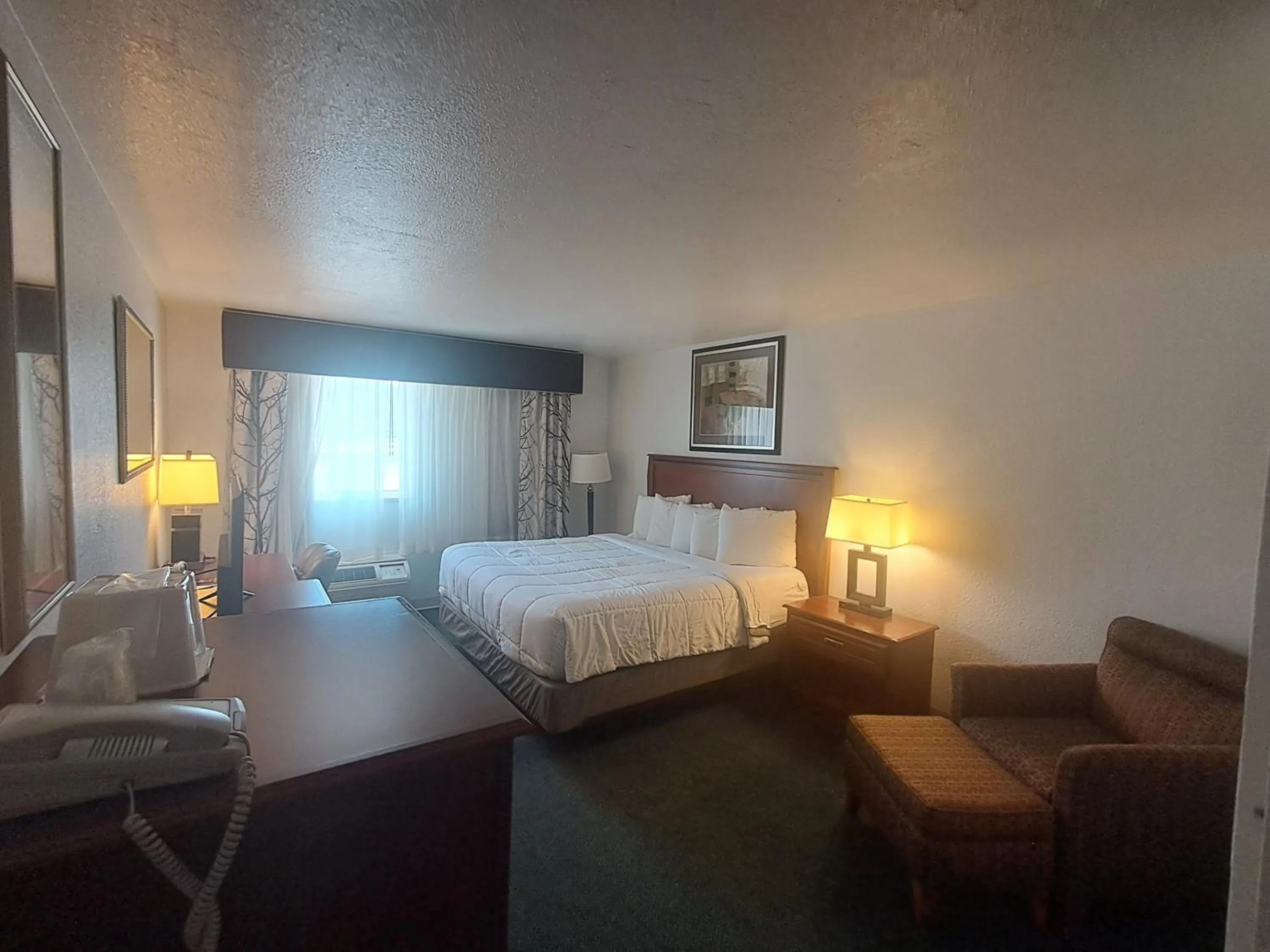 Bedroom, Bed in National 9 Inn Showboat