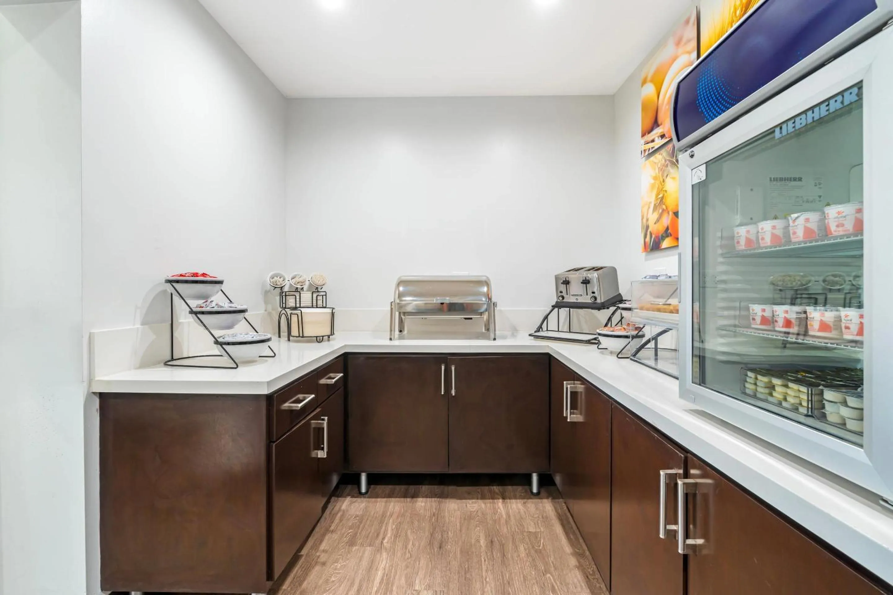 Breakfast in Comfort Inn Cockatoo Near LAX Airport