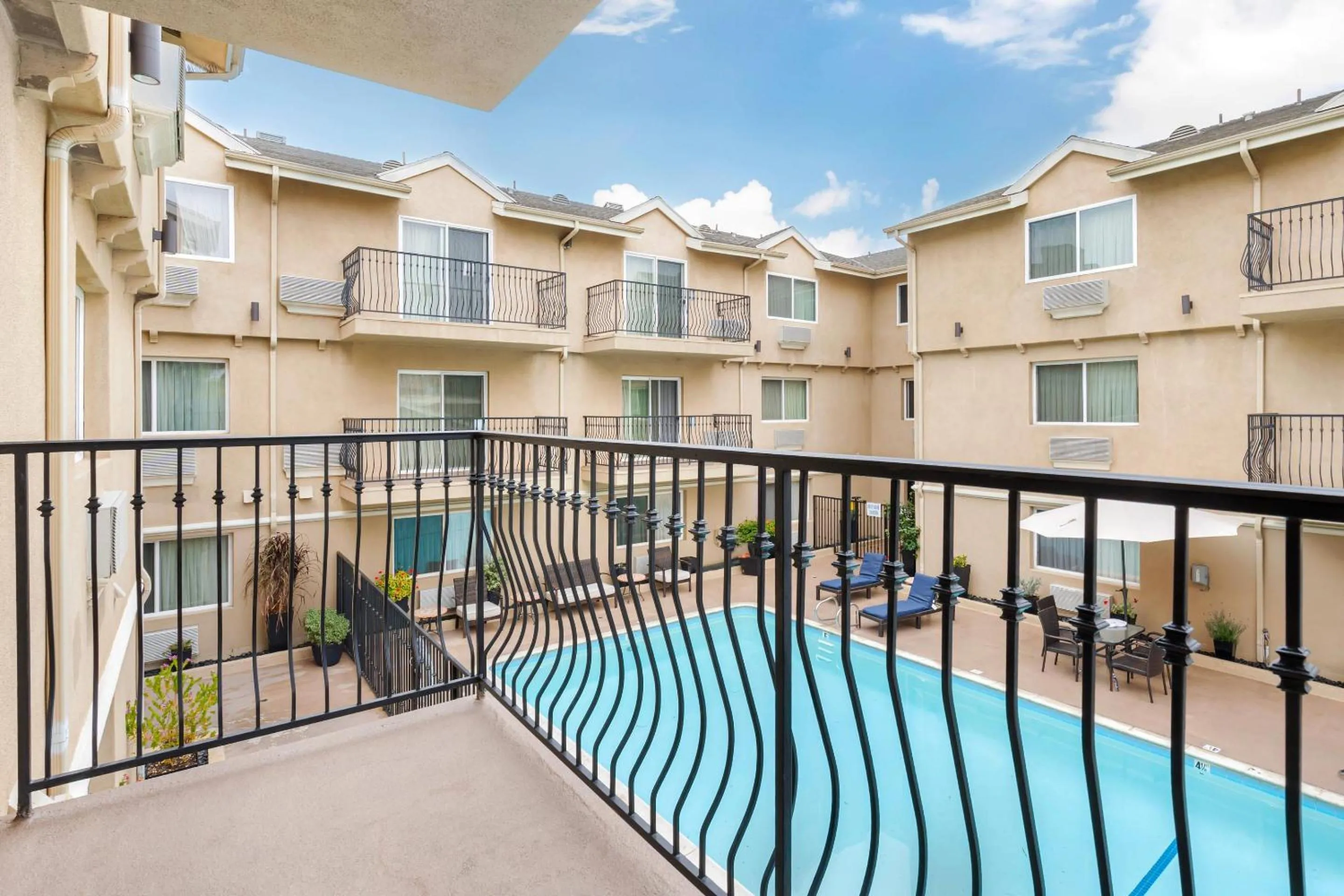 Swimming pool in Comfort Inn Cockatoo Near LAX Airport