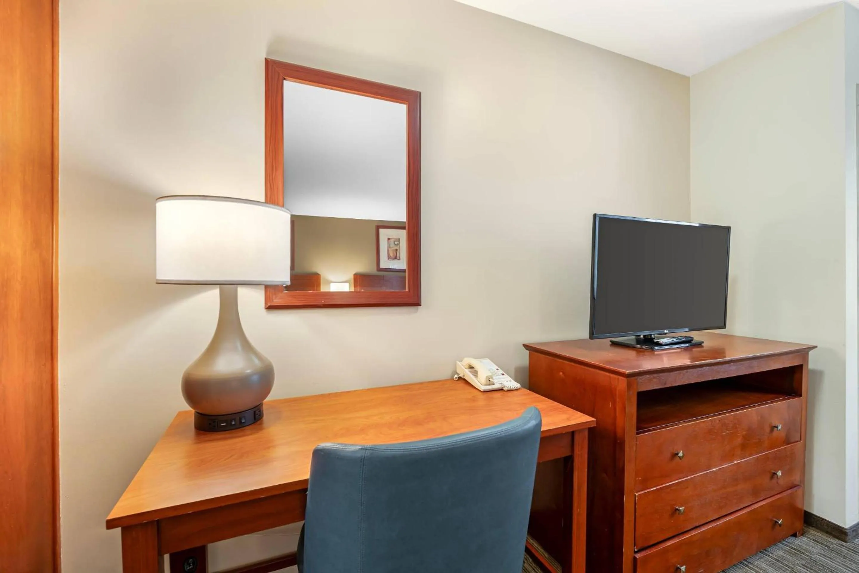 Bedroom in Comfort Inn Cockatoo Near LAX Airport