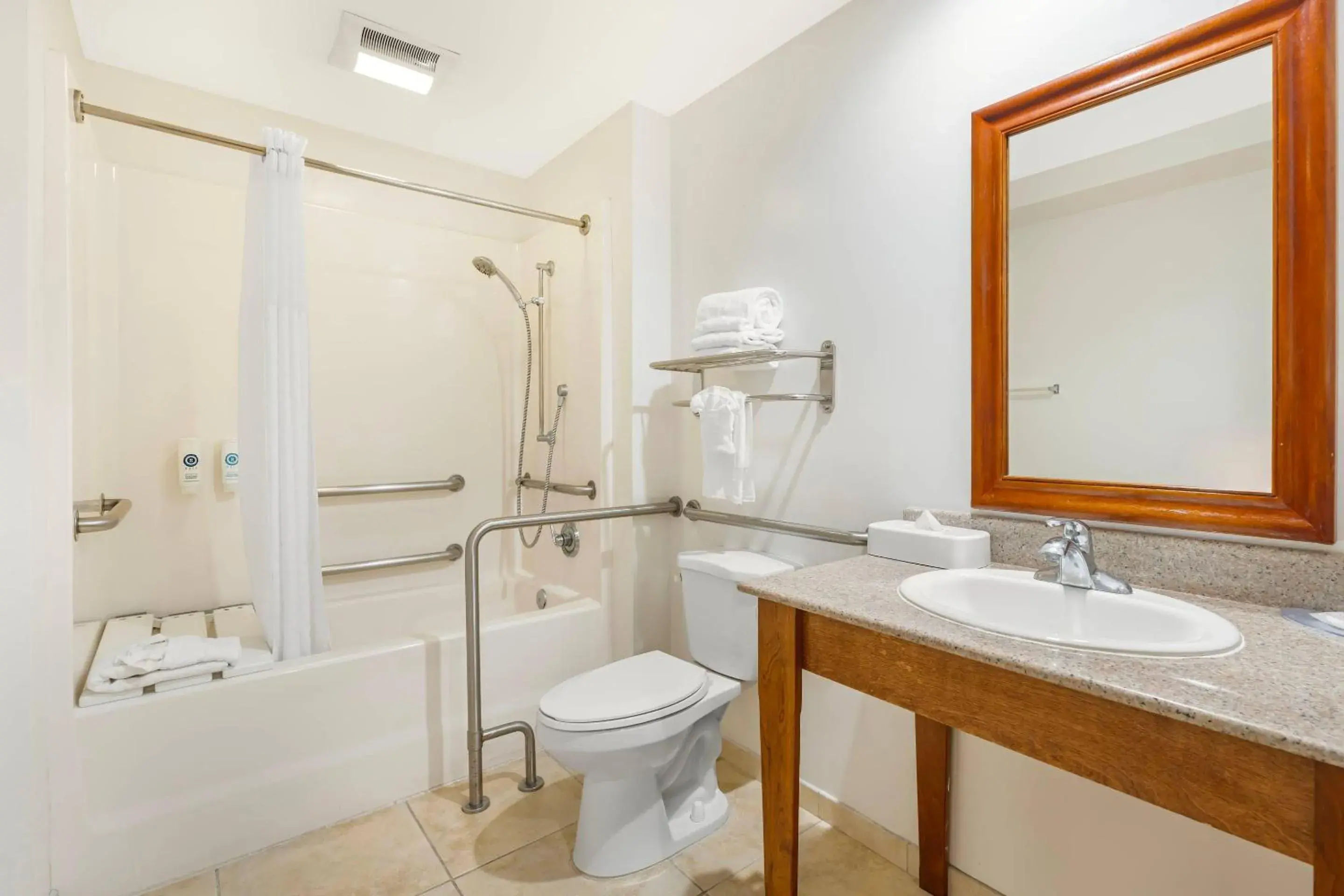 Bedroom in Comfort Inn Cockatoo Near LAX Airport Bedroom in Comfort Inn Cockatoo Near LAX Airport