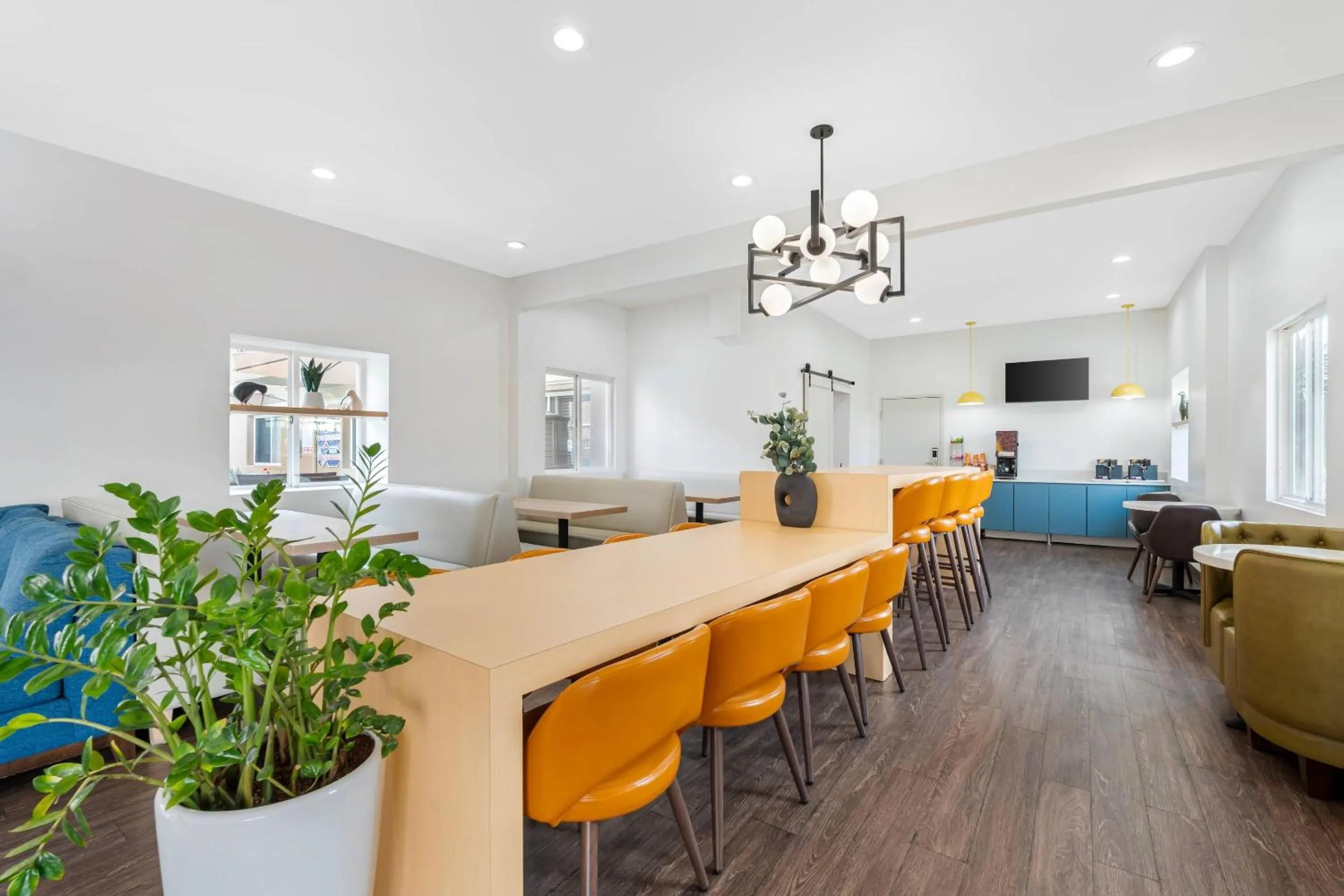 Breakfast in Comfort Inn Cockatoo Near LAX Airport