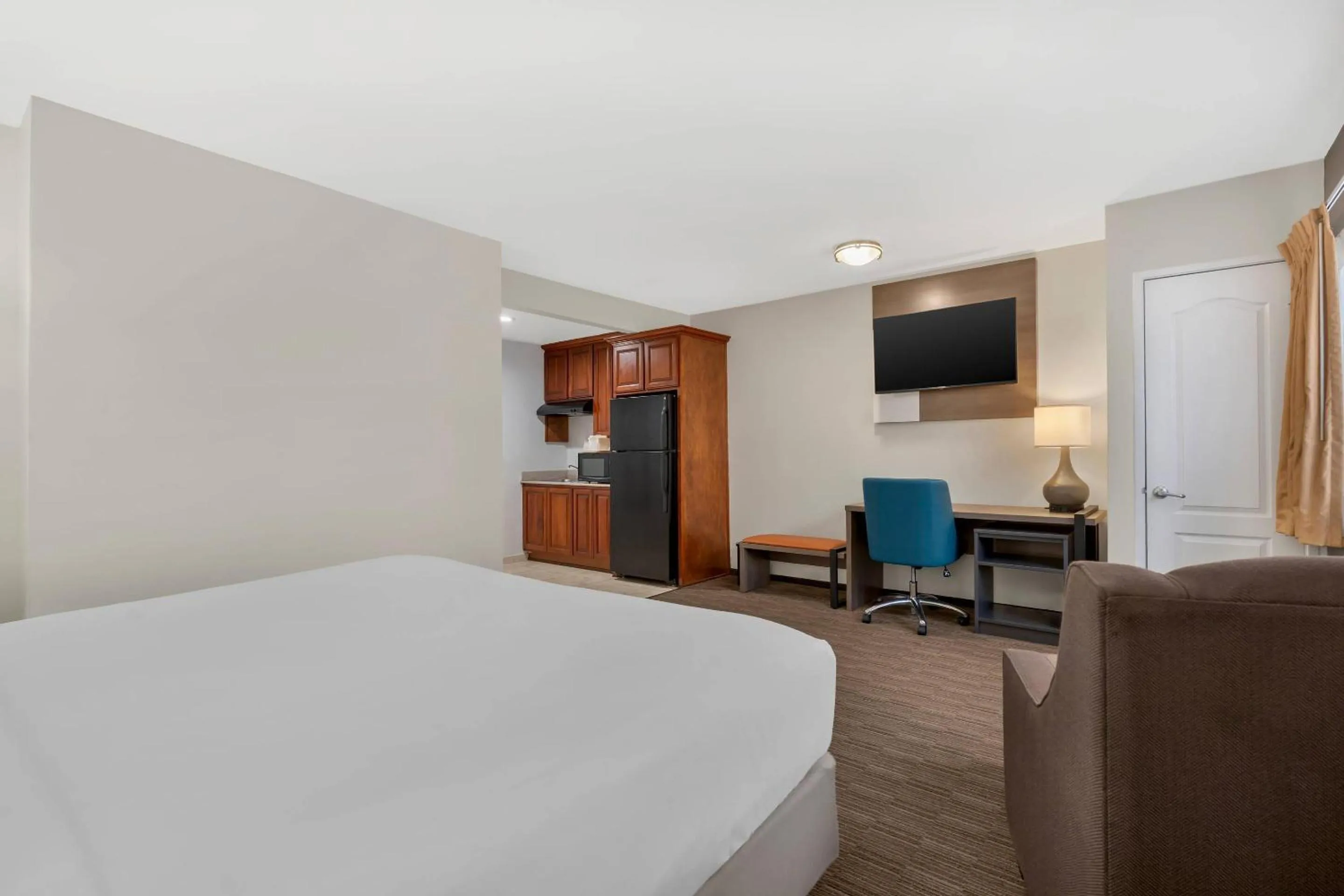 Bedroom, Bed in Comfort Inn Cockatoo Near LAX Airport