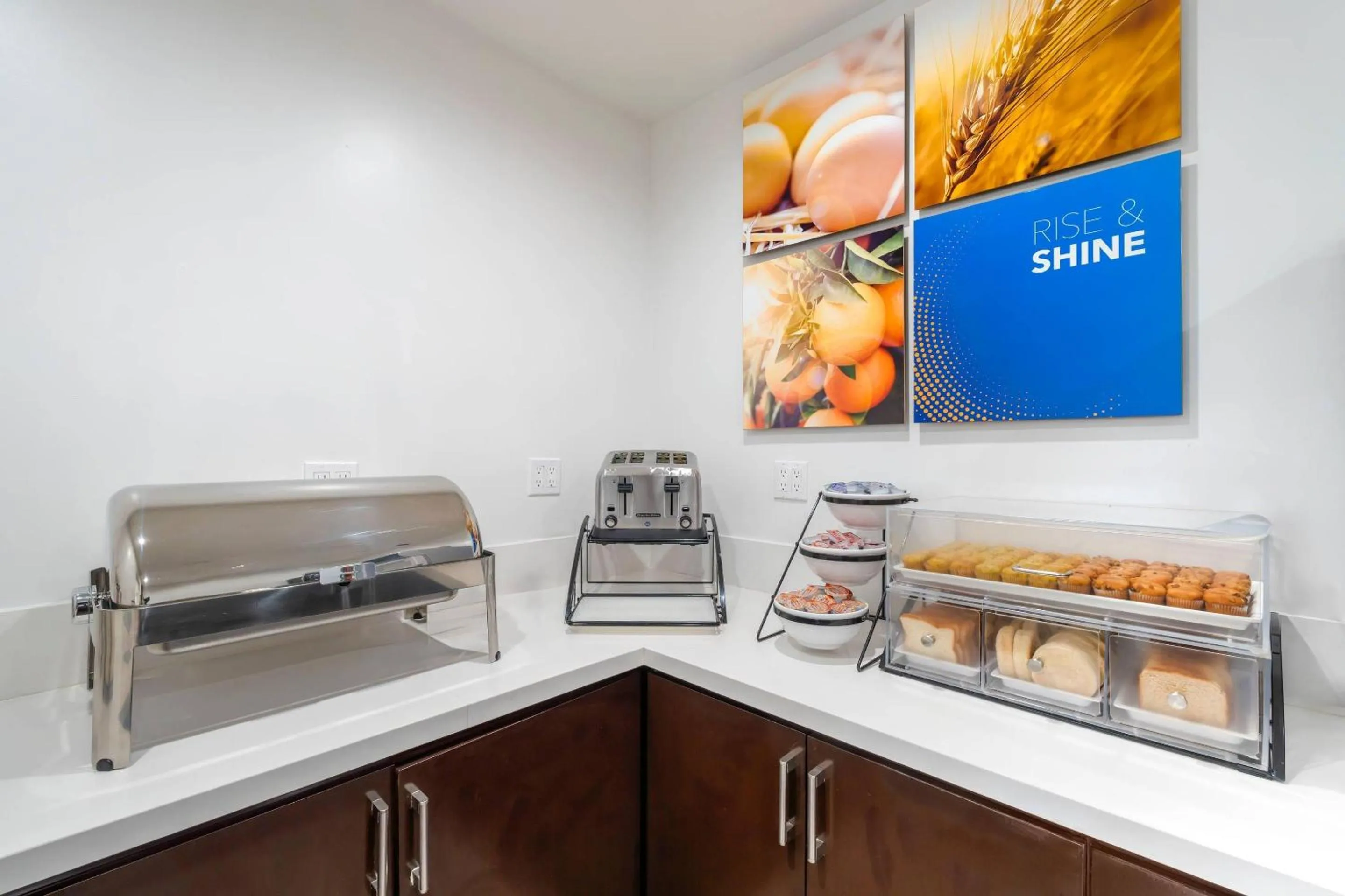 Breakfast in Comfort Inn Cockatoo Near LAX Airport