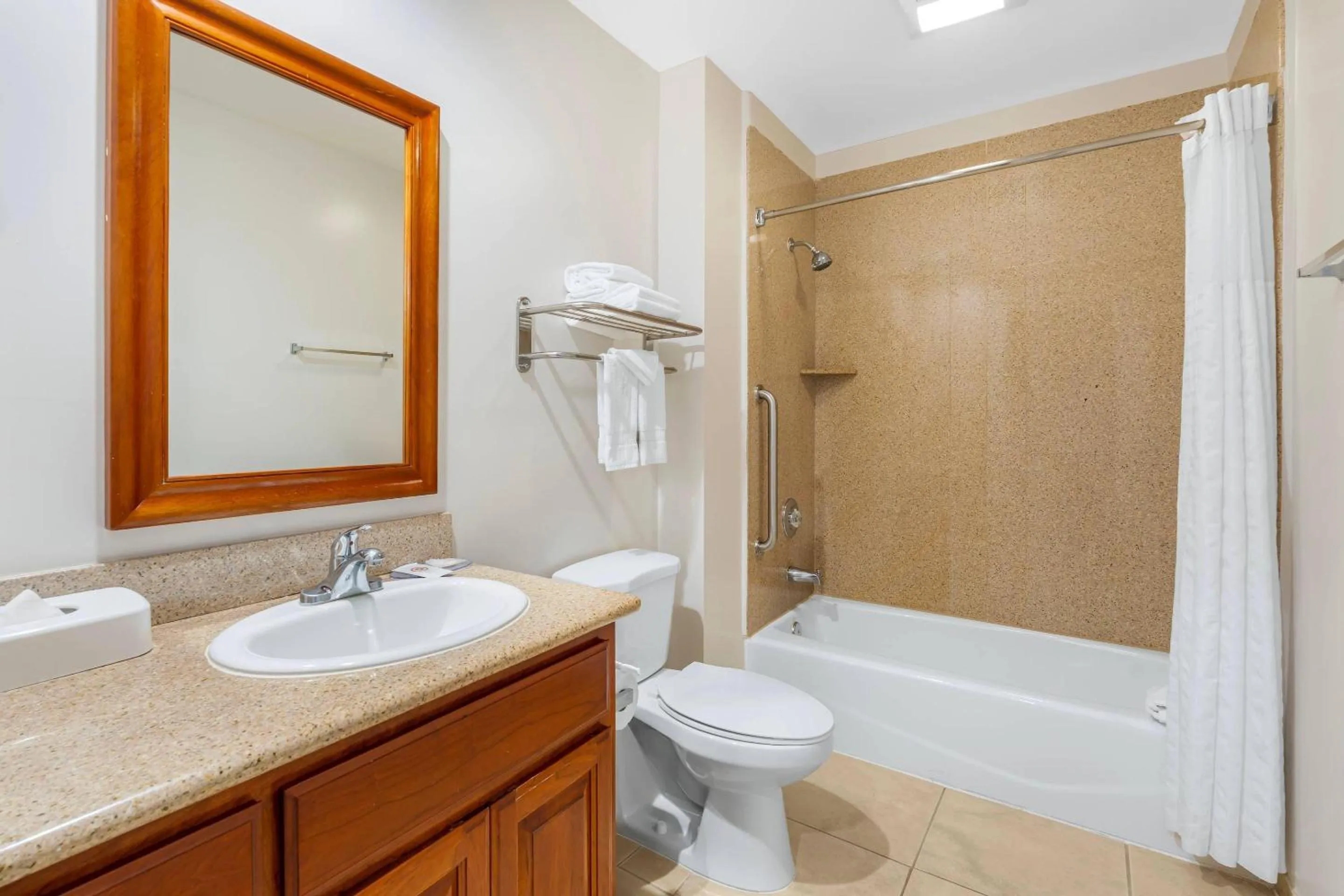 Bedroom in Comfort Inn Cockatoo Near LAX Airport