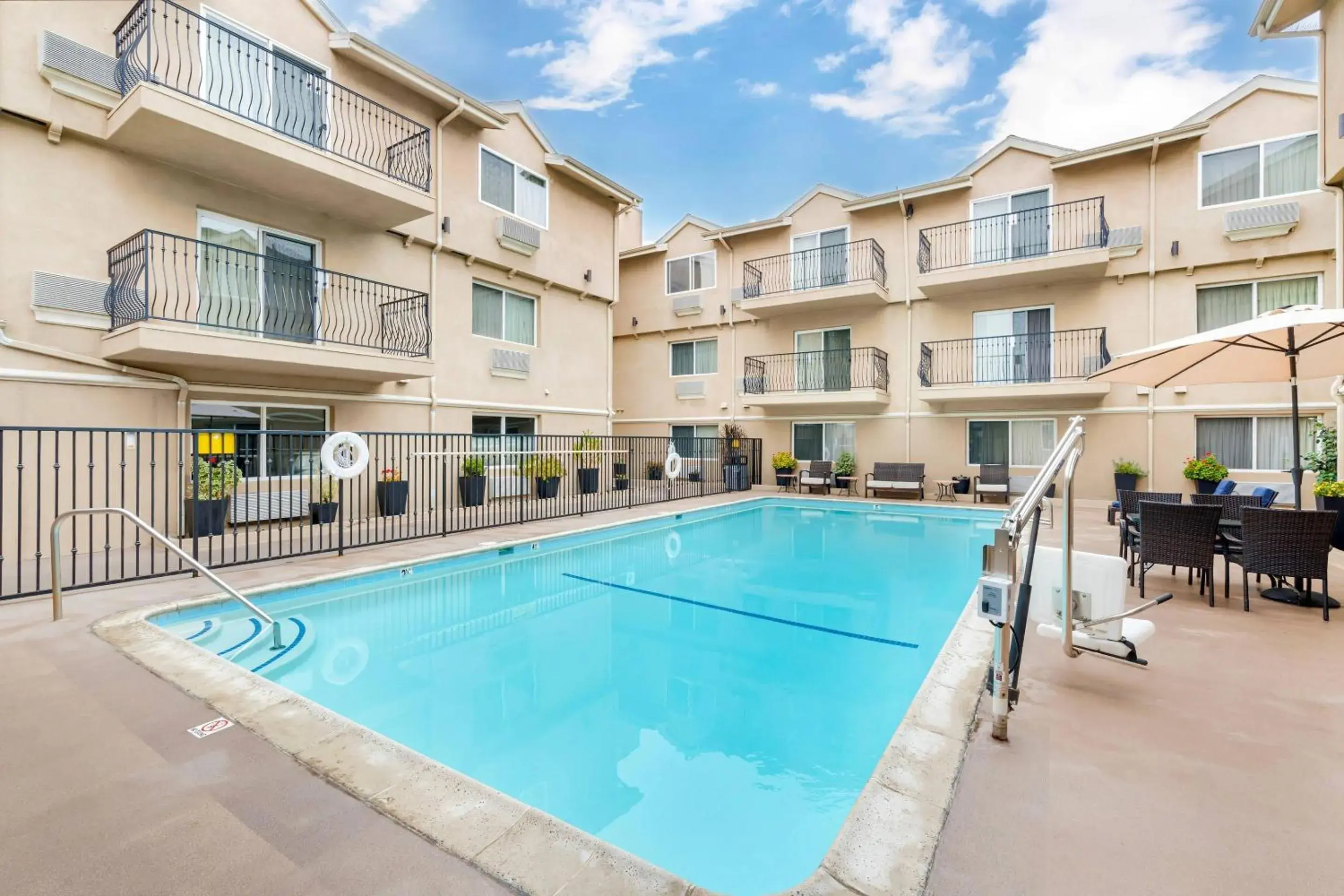 Swimming pool in Comfort Inn Cockatoo Near LAX Airport Swimming pool in Comfort Inn Cockatoo Near LAX Airport