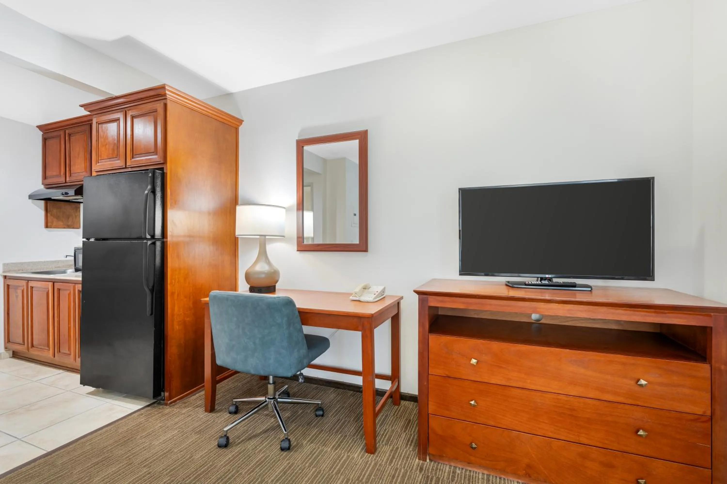 Communal lounge/ TV room in Comfort Inn Cockatoo Near LAX Airport