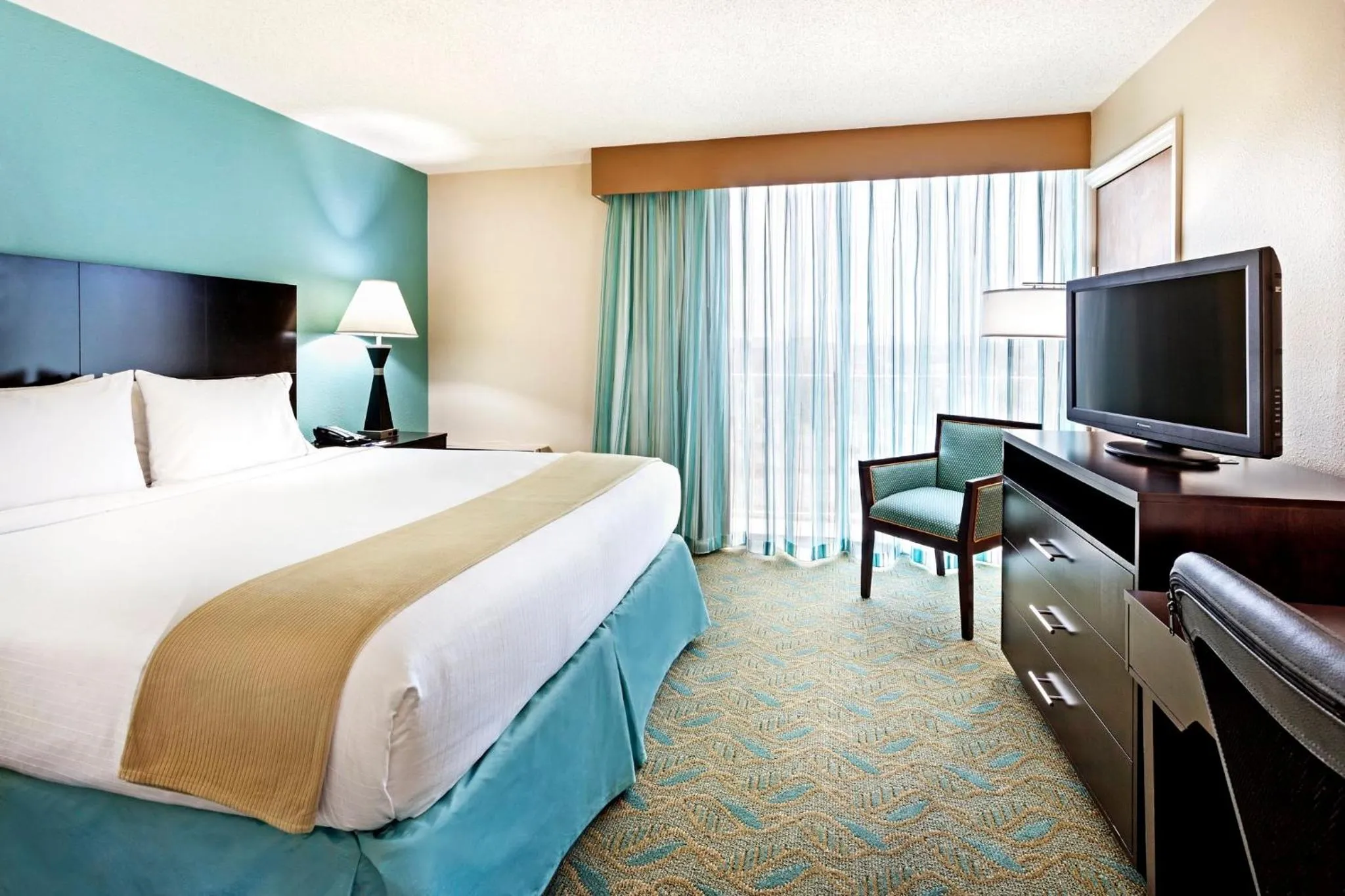Photo of the whole room, Bed in Holiday Inn Express & Suites Charleston DWTN -Westedge by IHG