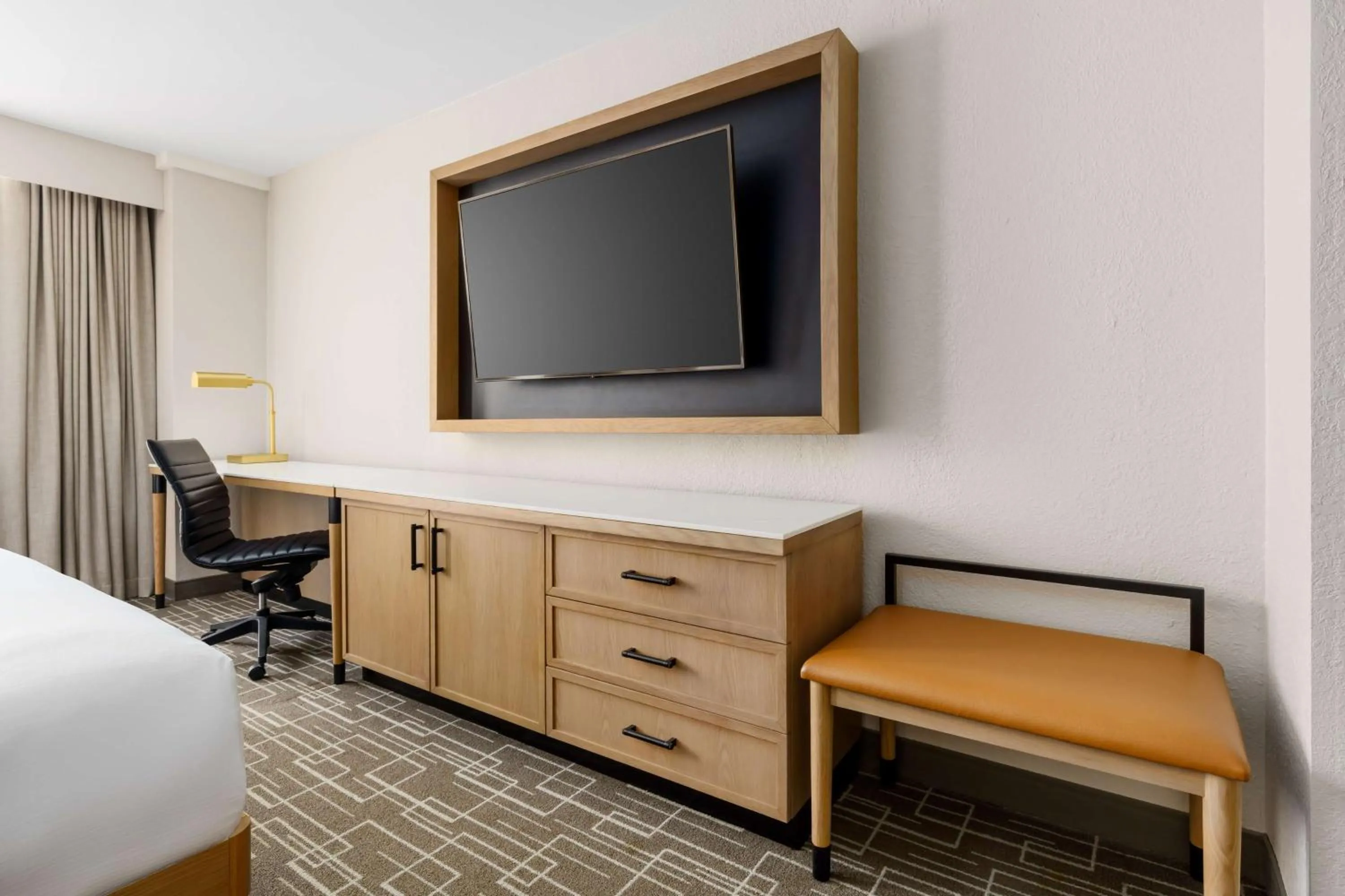 Bedroom, Bed in DoubleTree by Hilton Charlotte City Center