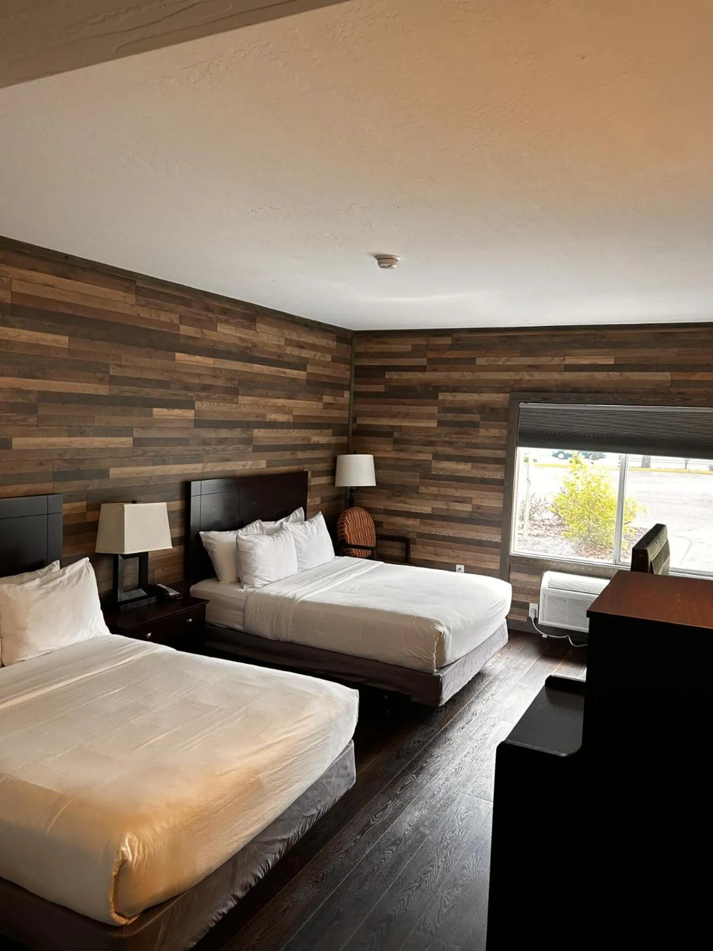 Bedroom, Bed in GreenTree Inn & Suites Pinetop