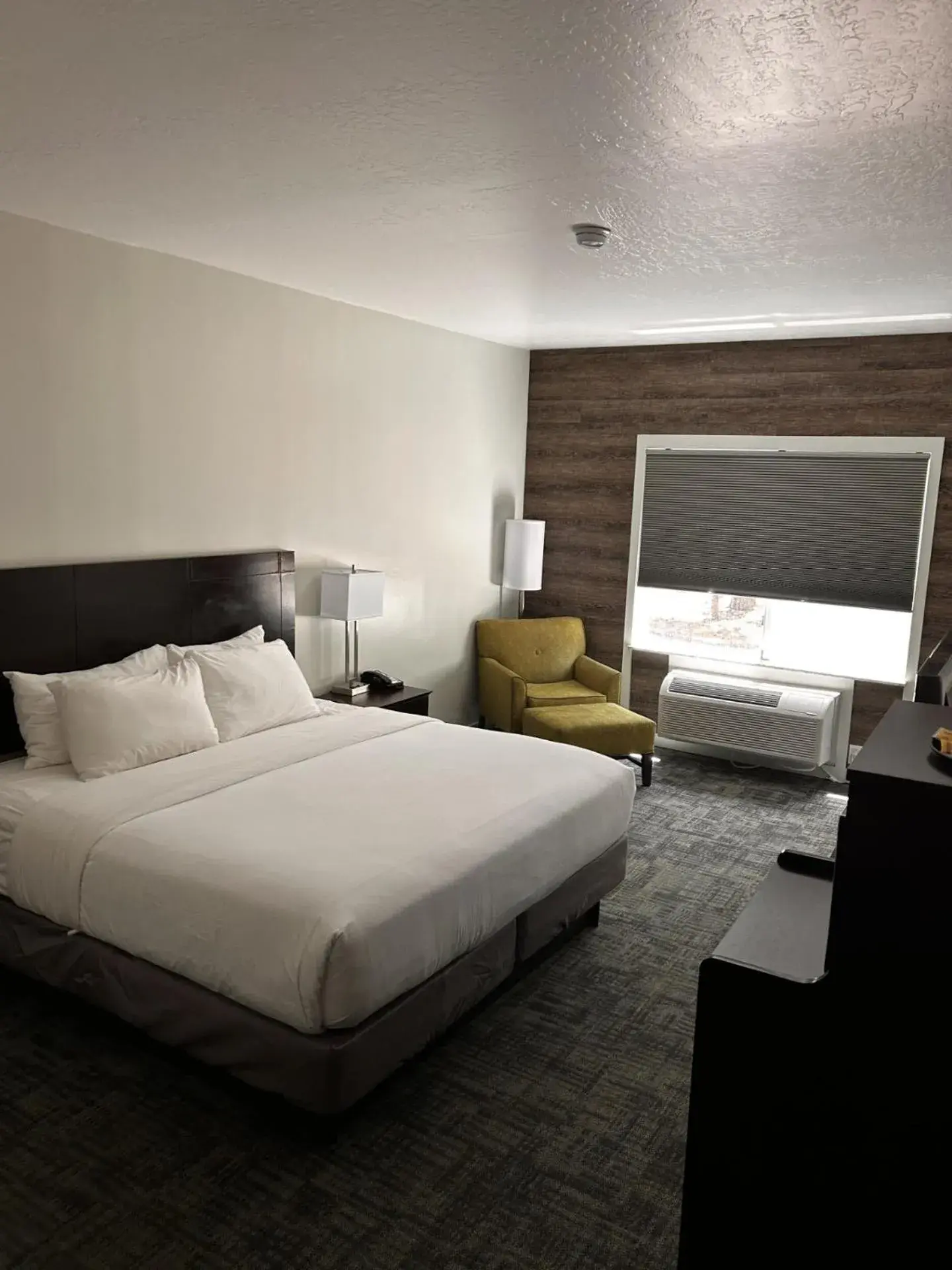 Bedroom in GreenTree Inn & Suites Pinetop Bedroom in GreenTree Inn & Suites Pinetop