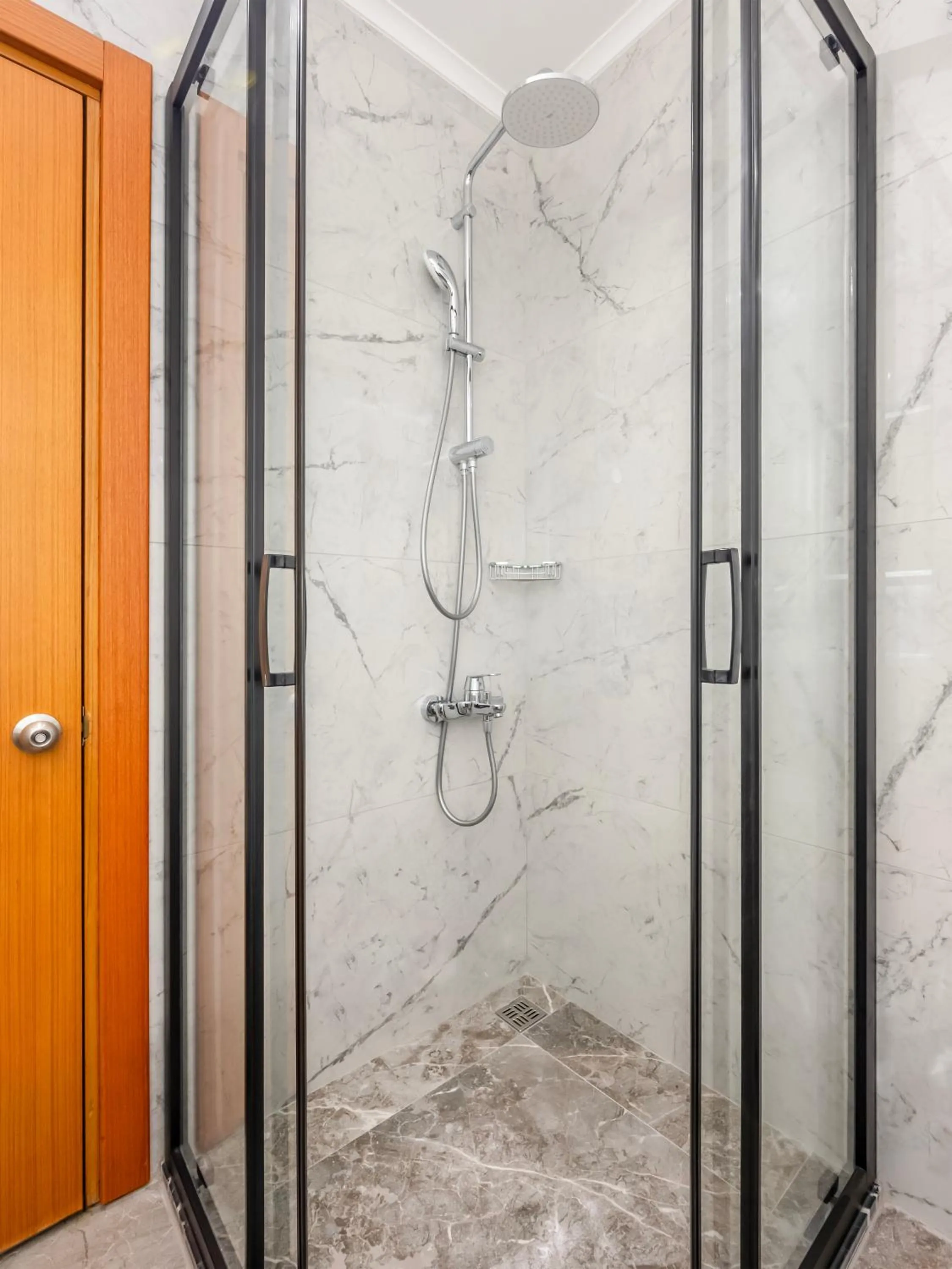 Shower in Hotel Bristol