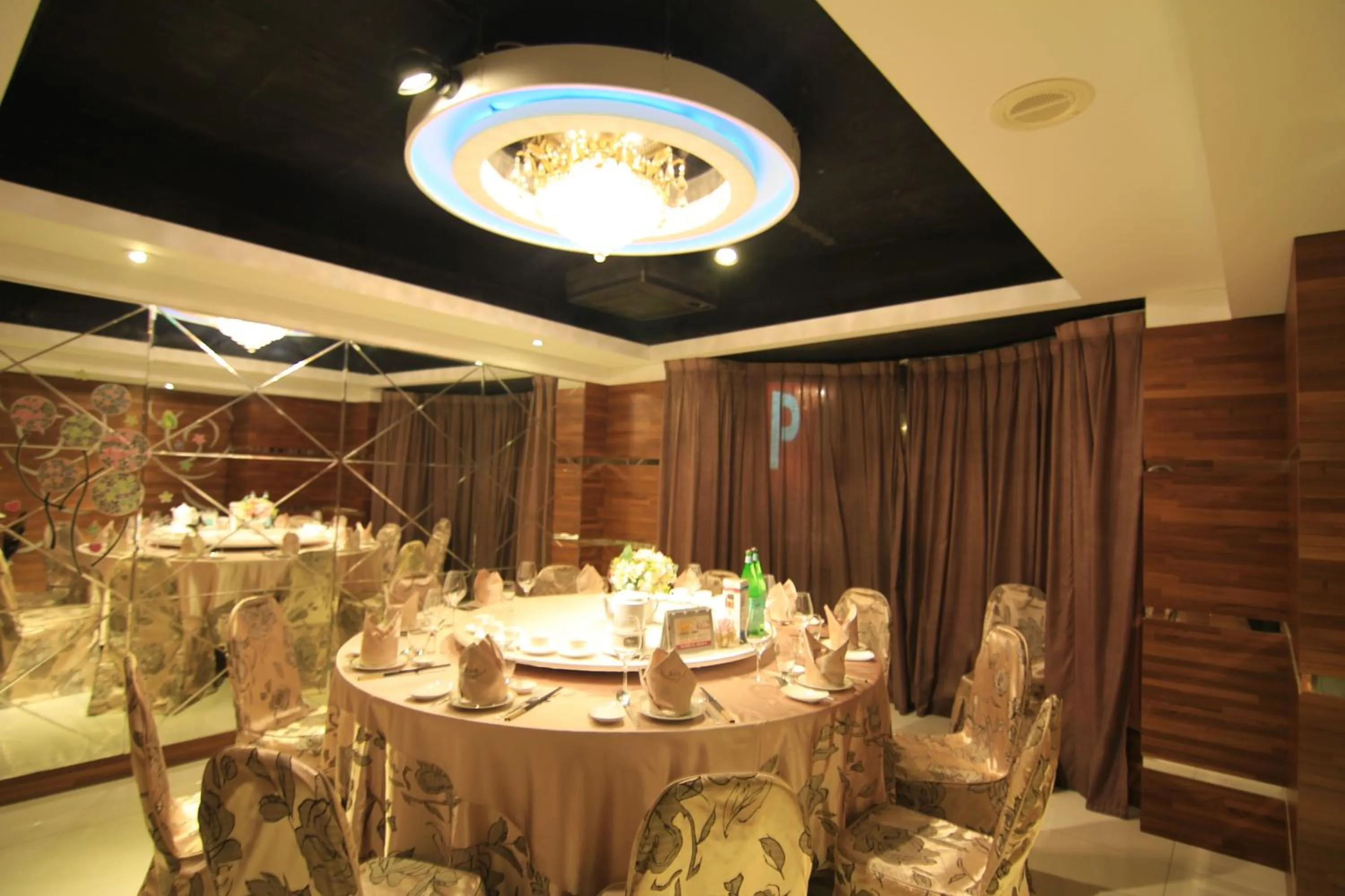 Restaurant/places to eat in Wonderful Hall Hotel