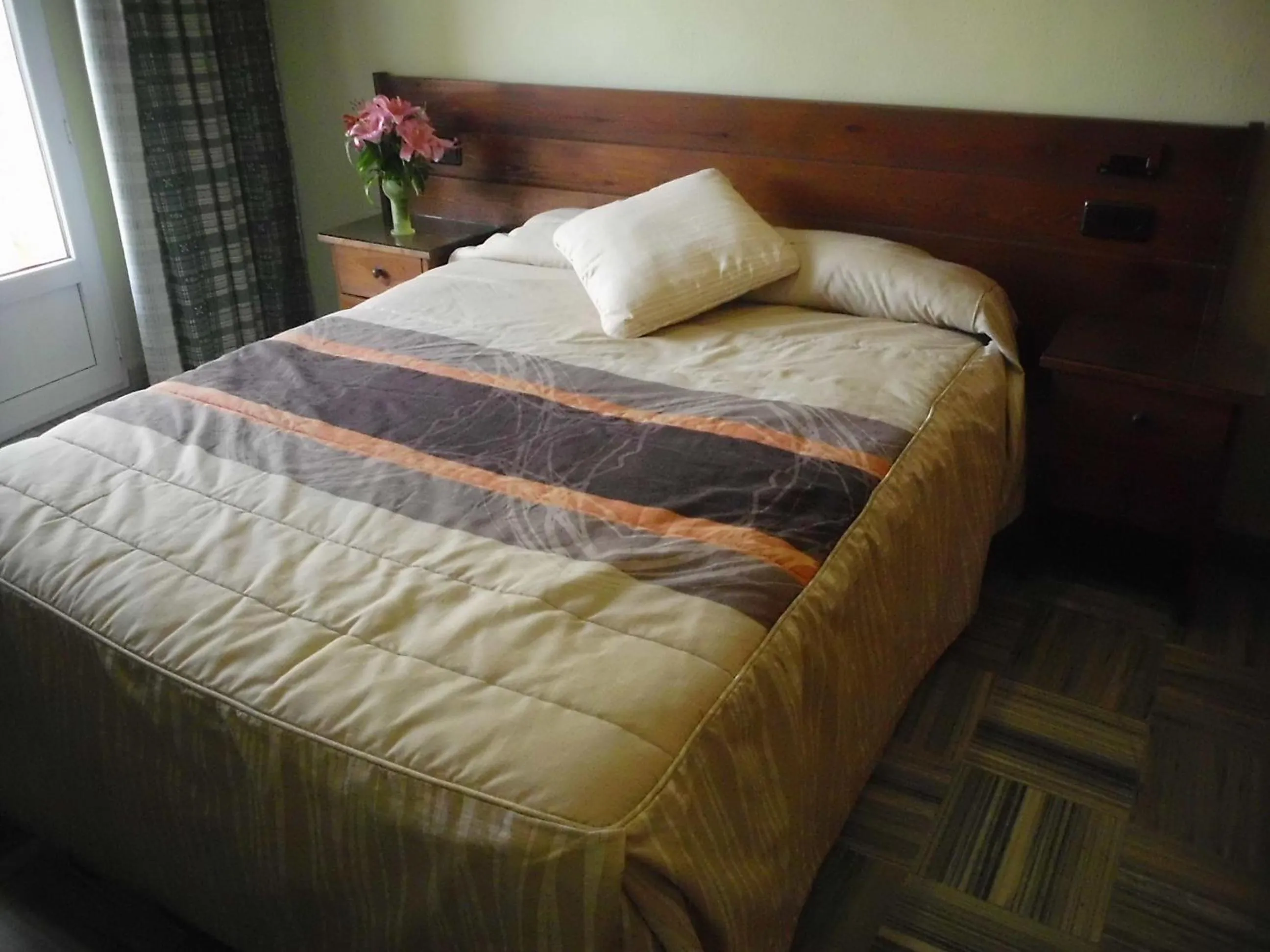 Photo of the whole room, Bed in Escudo de Granada