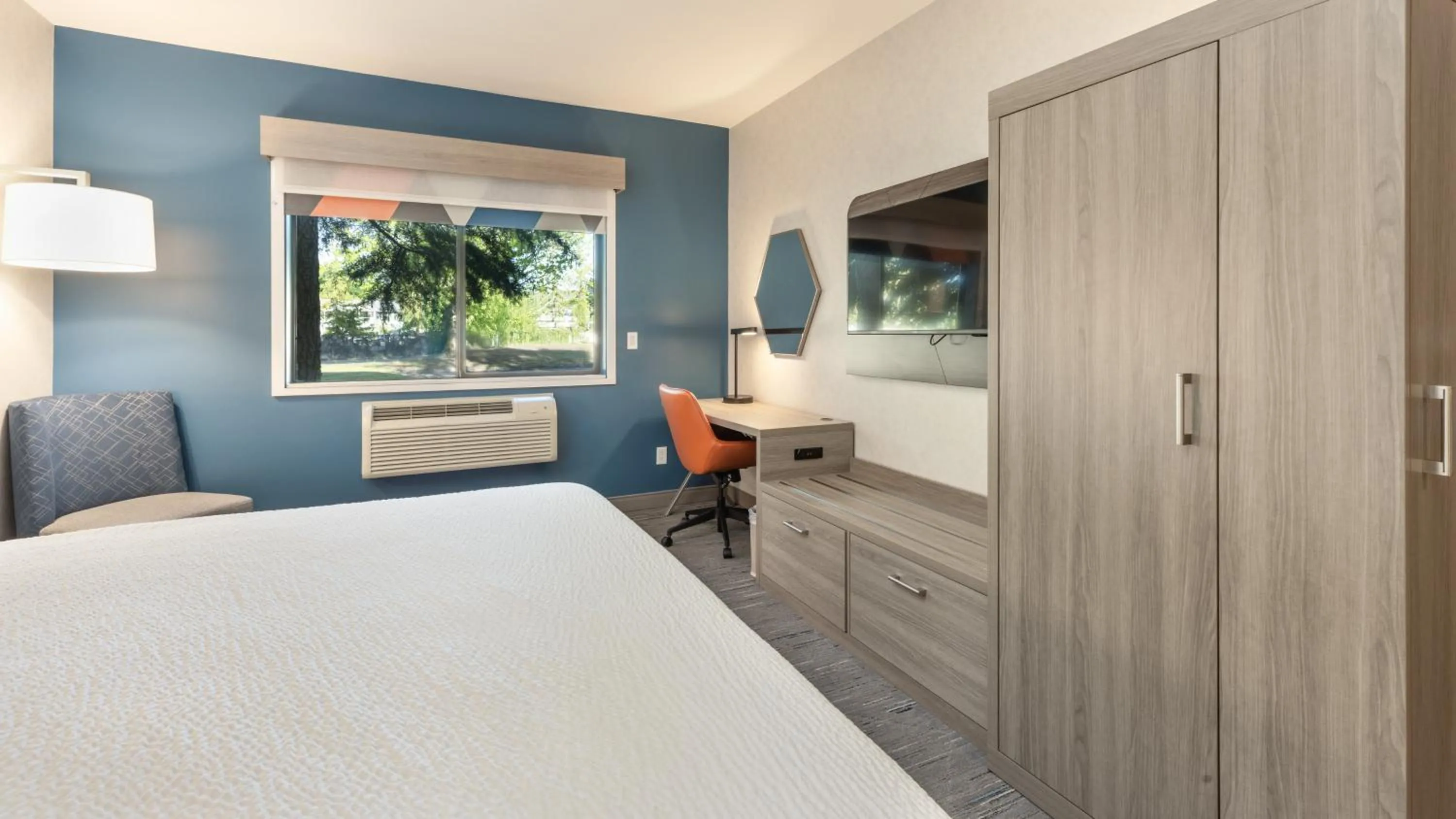 Photo of the whole room, Bed in Holiday Inn Express Bellingham by IHG