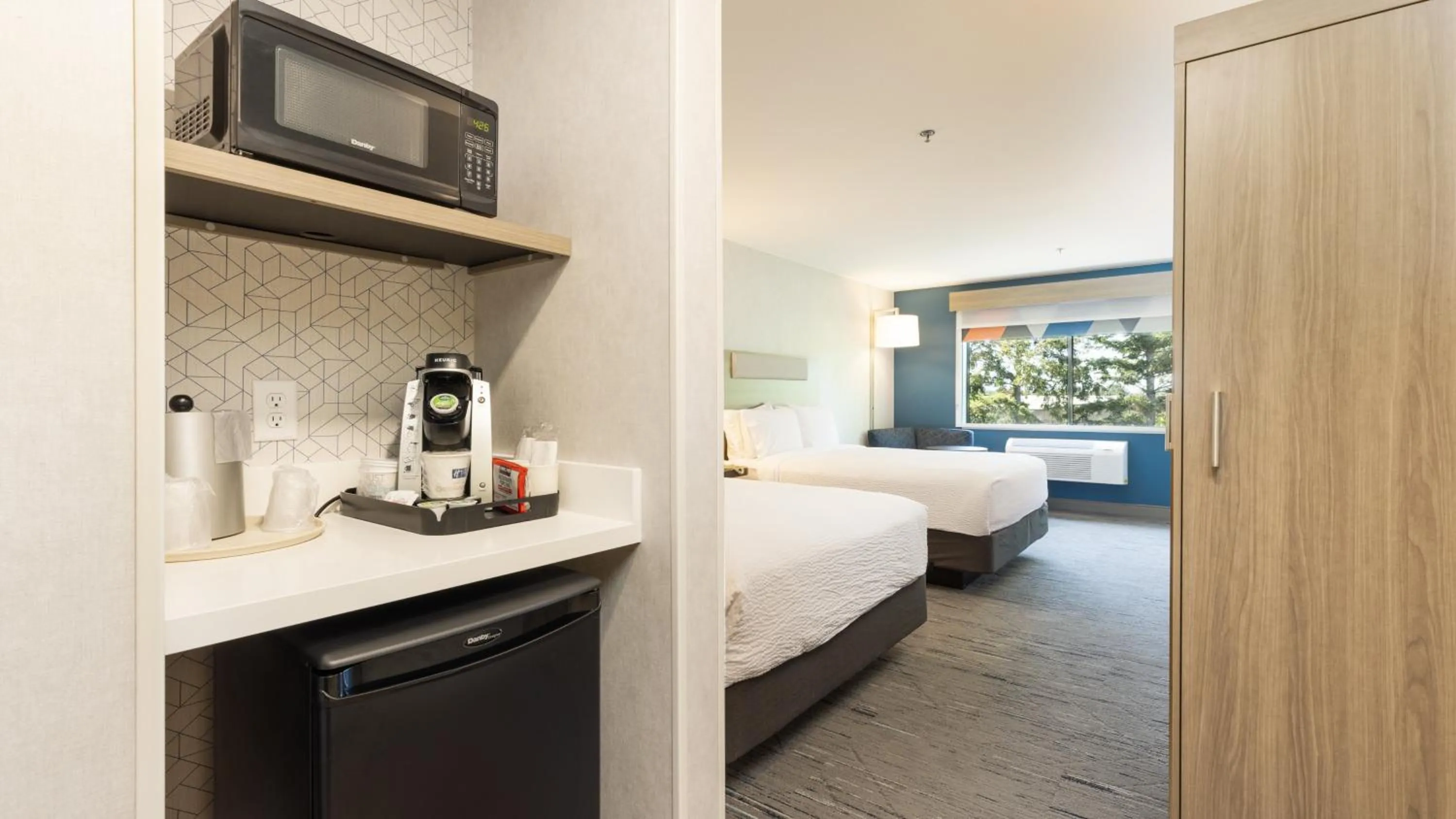 Photo of the whole room, Bed in Holiday Inn Express Bellingham by IHG