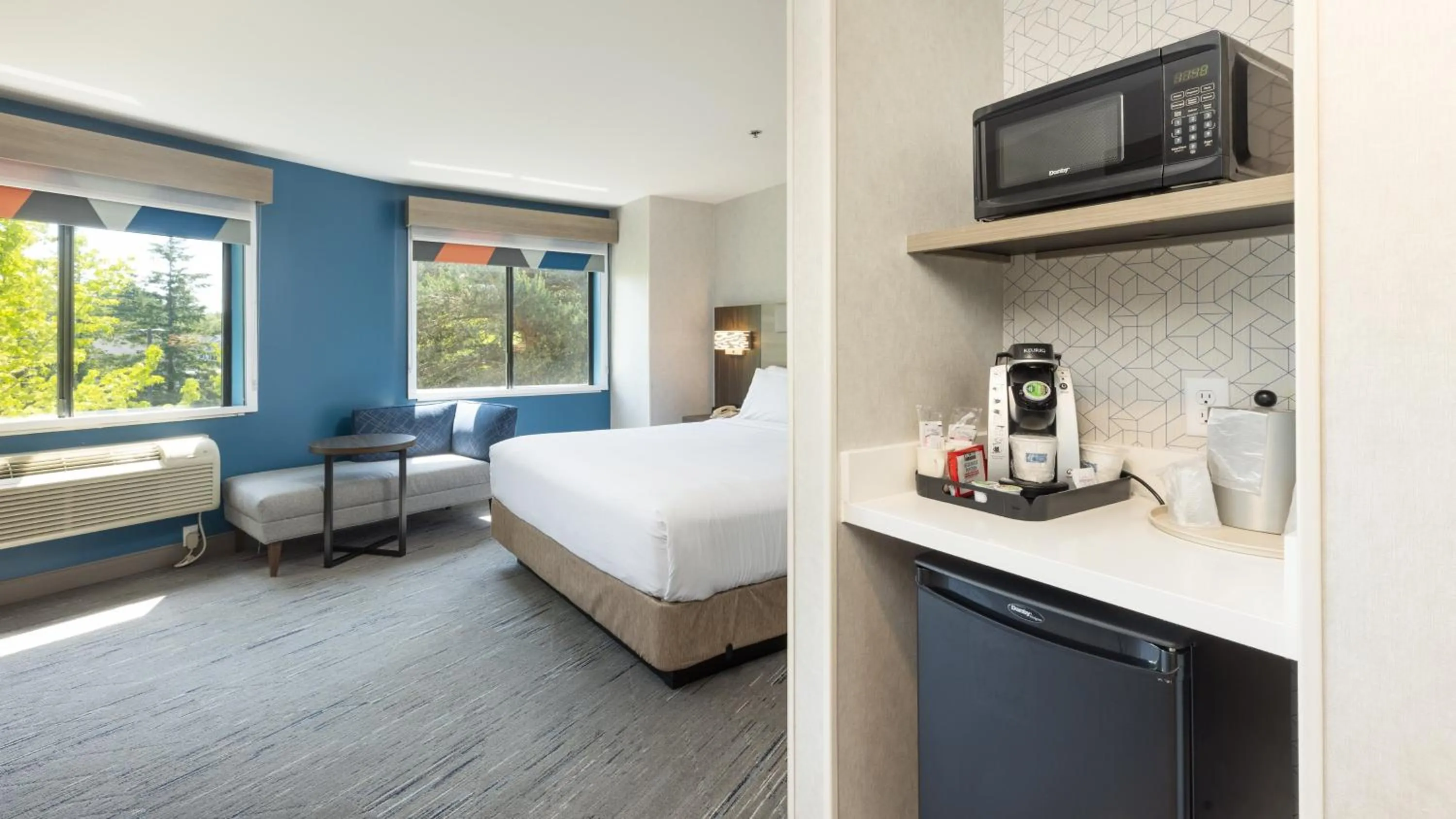 Photo of the whole room, Bed in Holiday Inn Express Bellingham by IHG