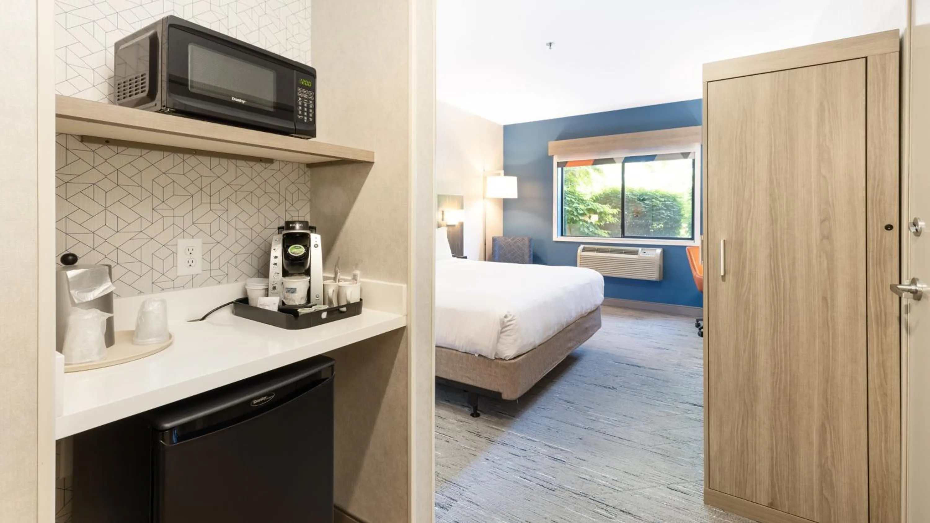 Photo of the whole room, Bed in Holiday Inn Express Bellingham by IHG