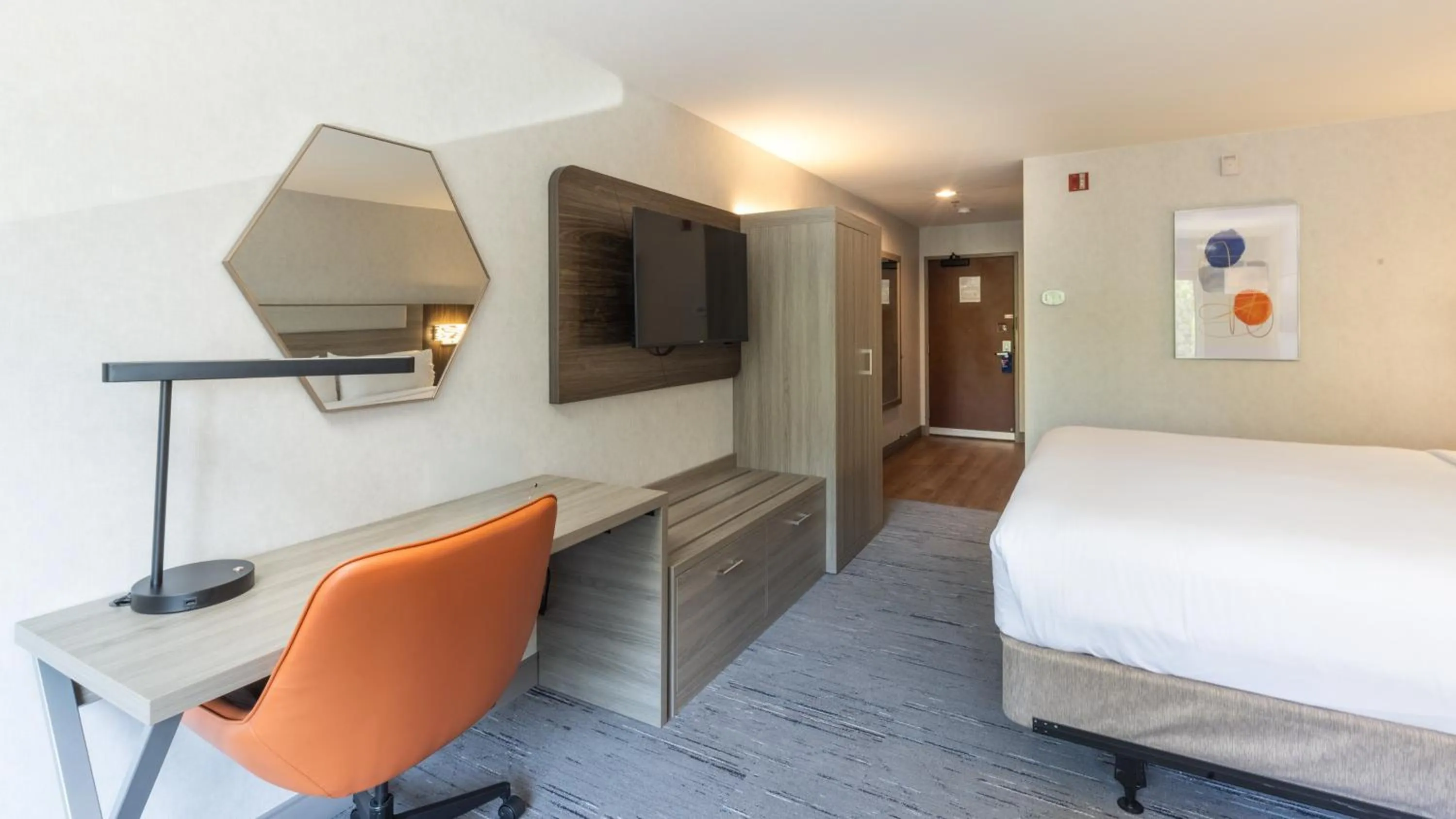 Photo of the whole room, Bed in Holiday Inn Express Bellingham by IHG