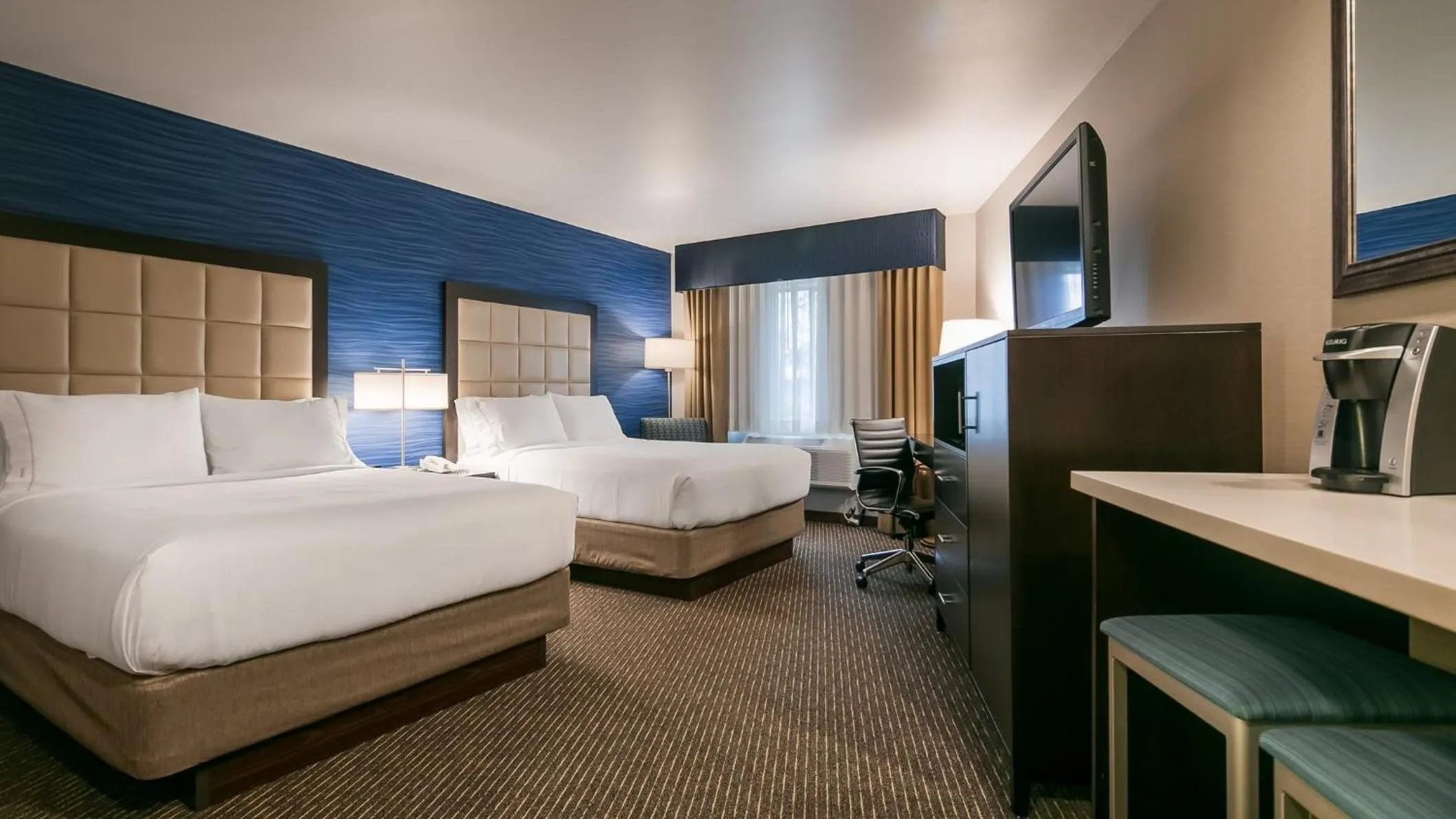 Photo of the whole room, Bed in Holiday Inn Express Bellingham by IHG