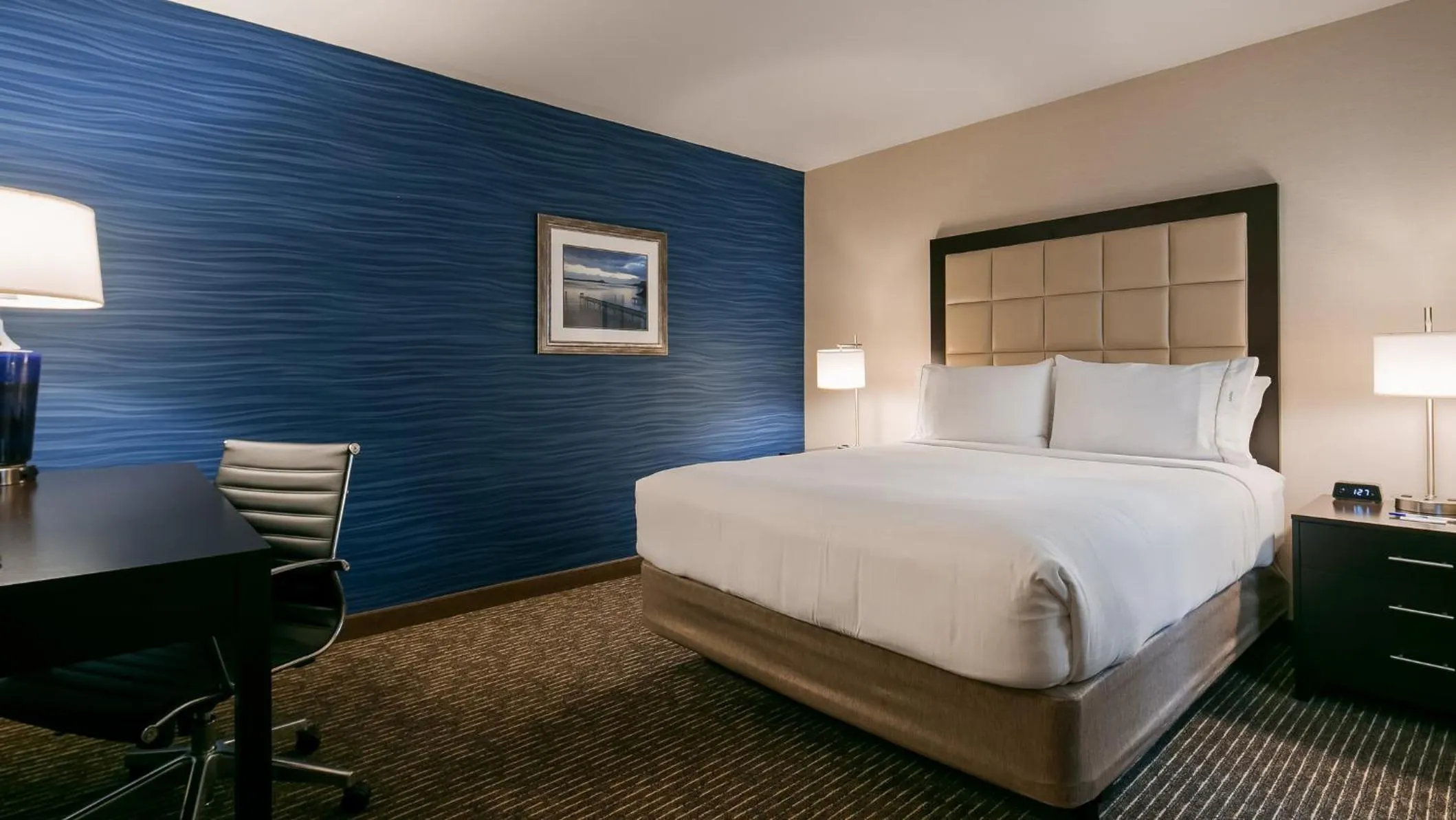 Photo of the whole room, Bed in Holiday Inn Express Bellingham by IHG