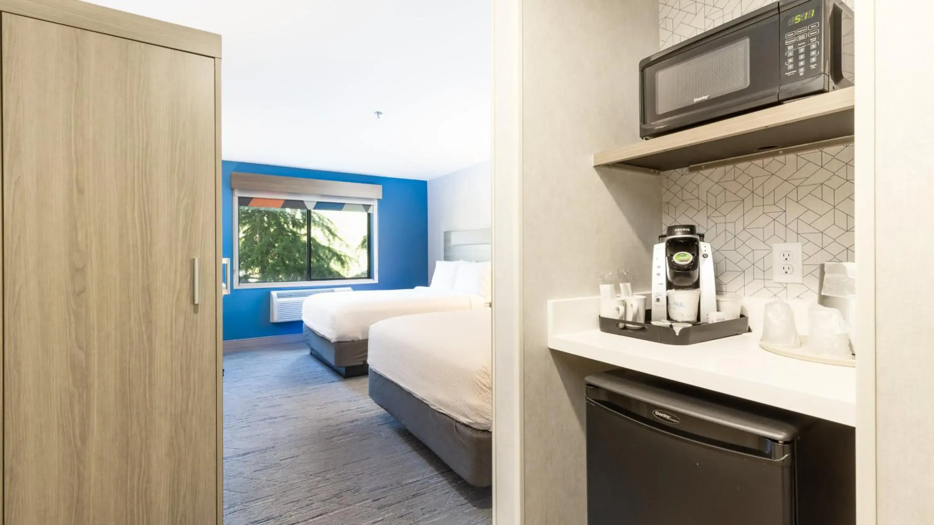 Photo of the whole room, Bed in Holiday Inn Express Bellingham by IHG Photo of the whole room, Bed in Holiday Inn Express Bellingham by IHG