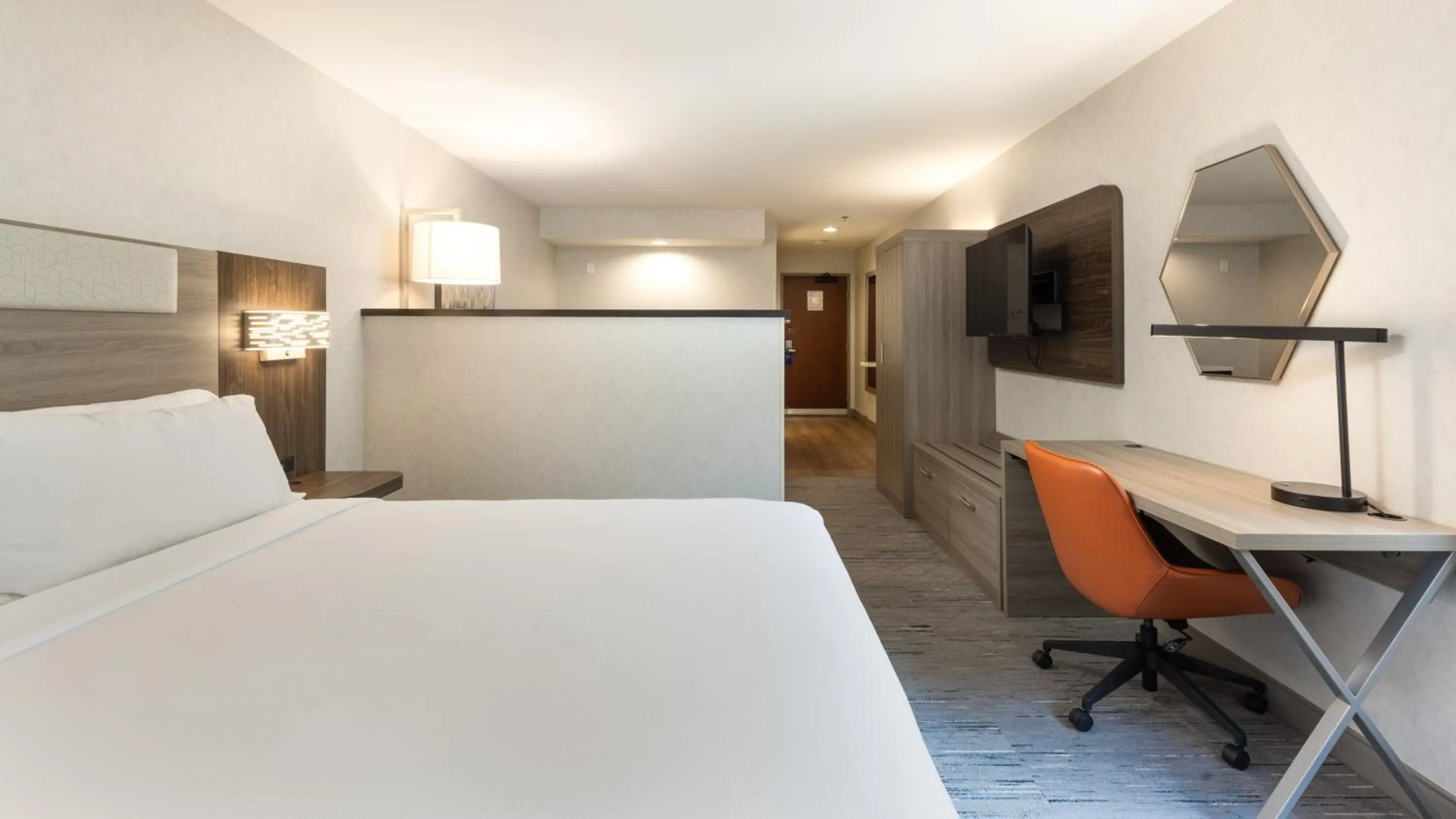 Photo of the whole room, Bed in Holiday Inn Express Bellingham by IHG