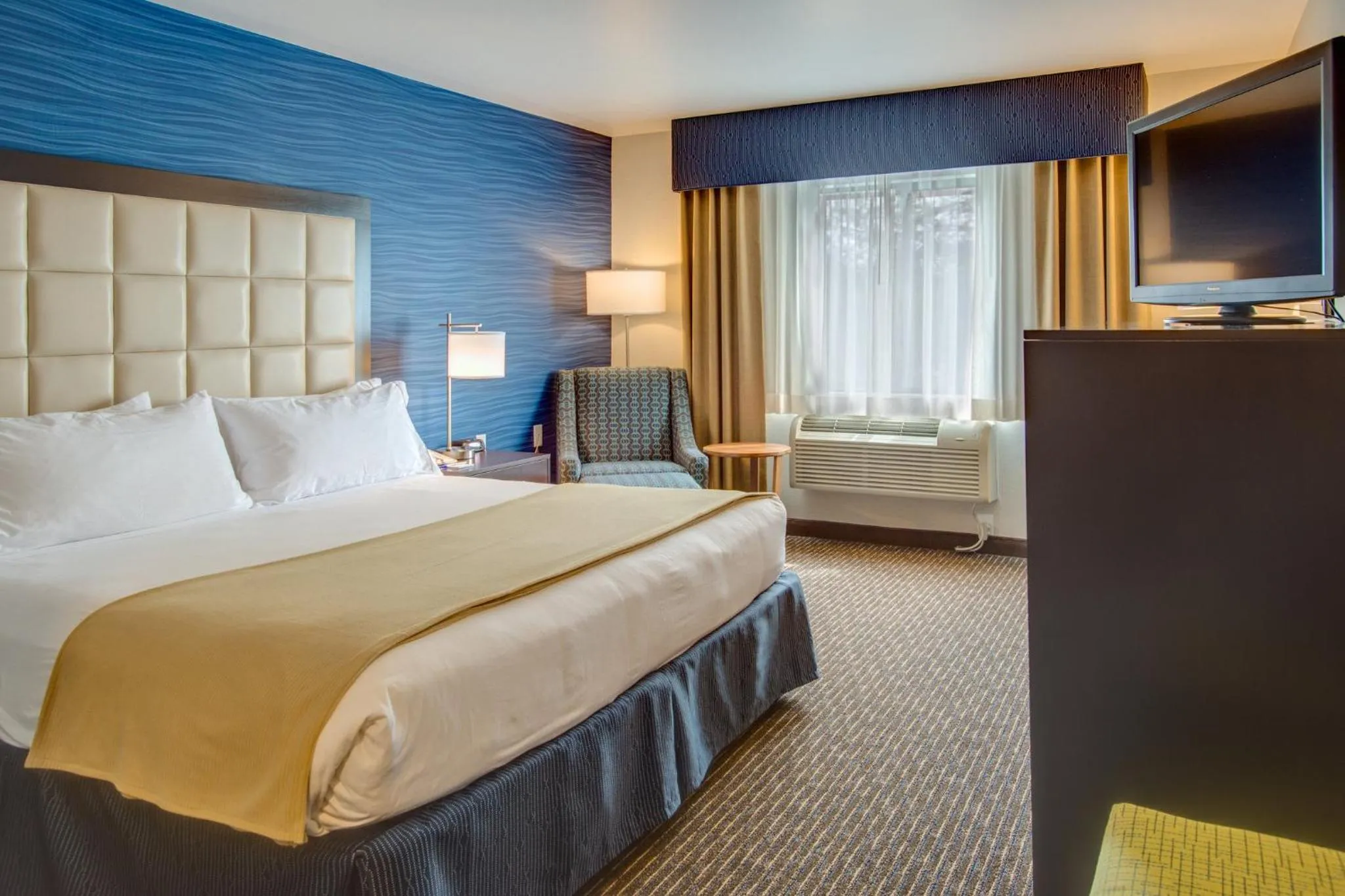 Photo of the whole room, Bed in Holiday Inn Express Bellingham by IHG