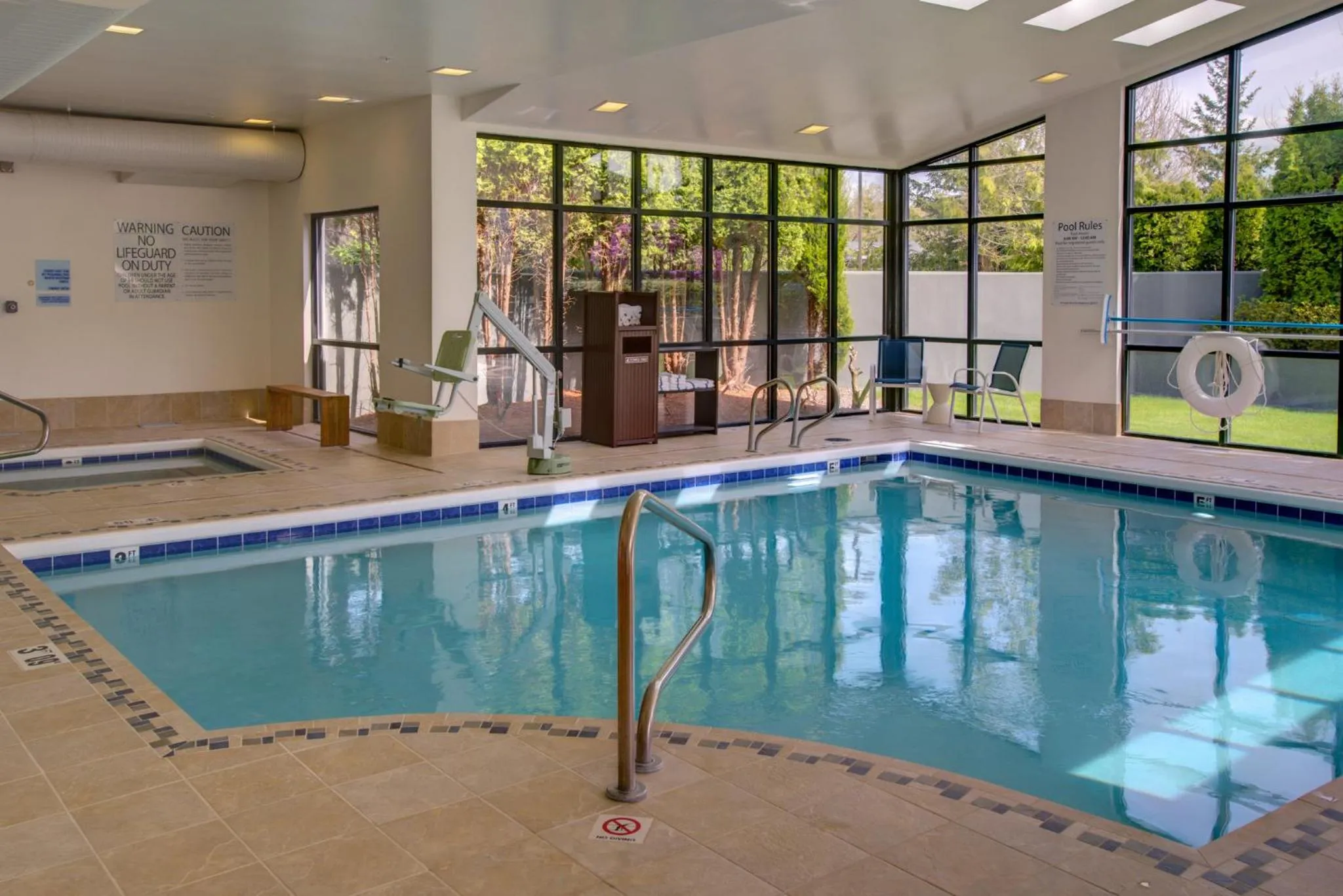 Swimming pool in Holiday Inn Express Bellingham by IHG