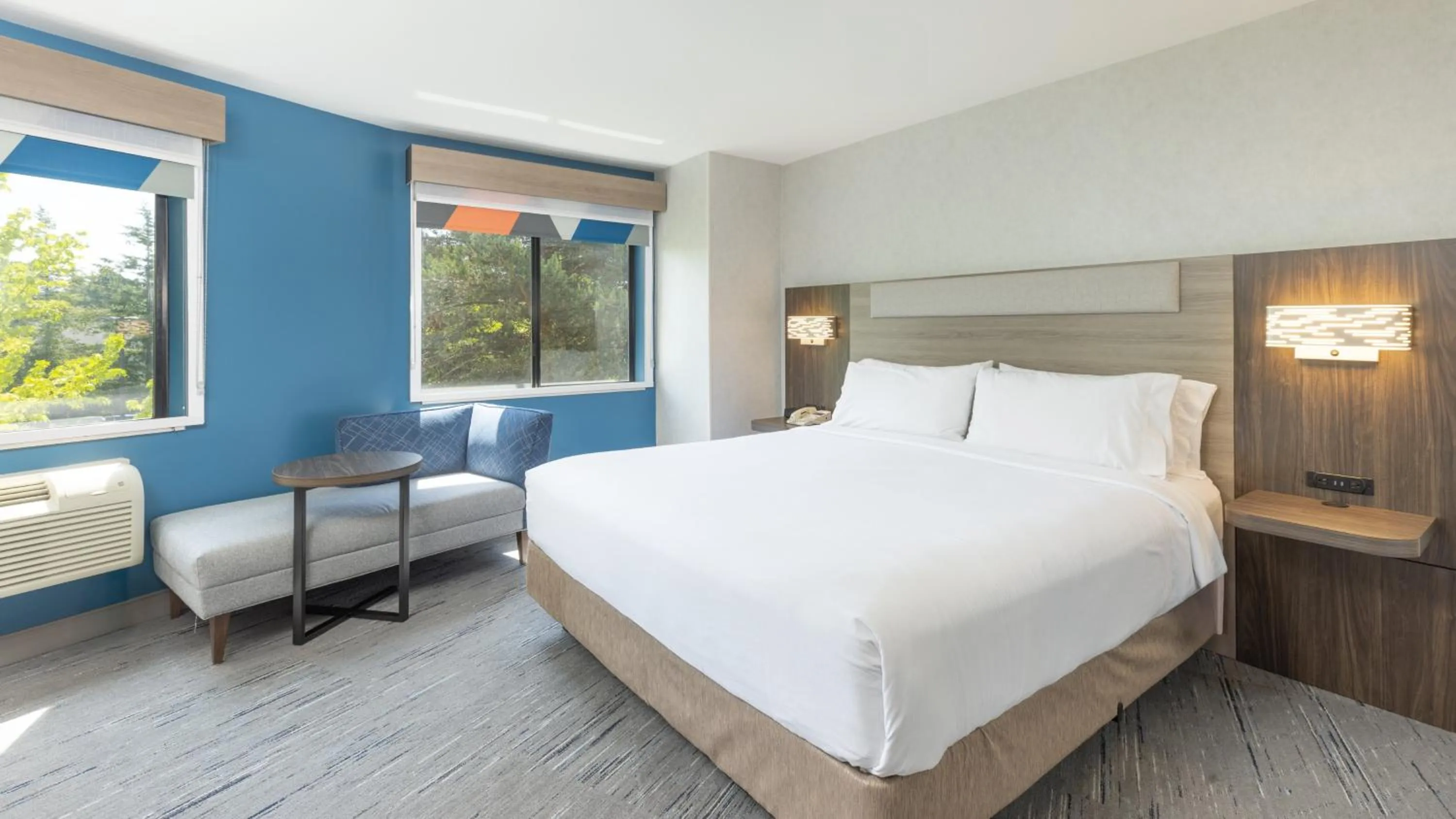 Photo of the whole room, Bed in Holiday Inn Express Bellingham by IHG