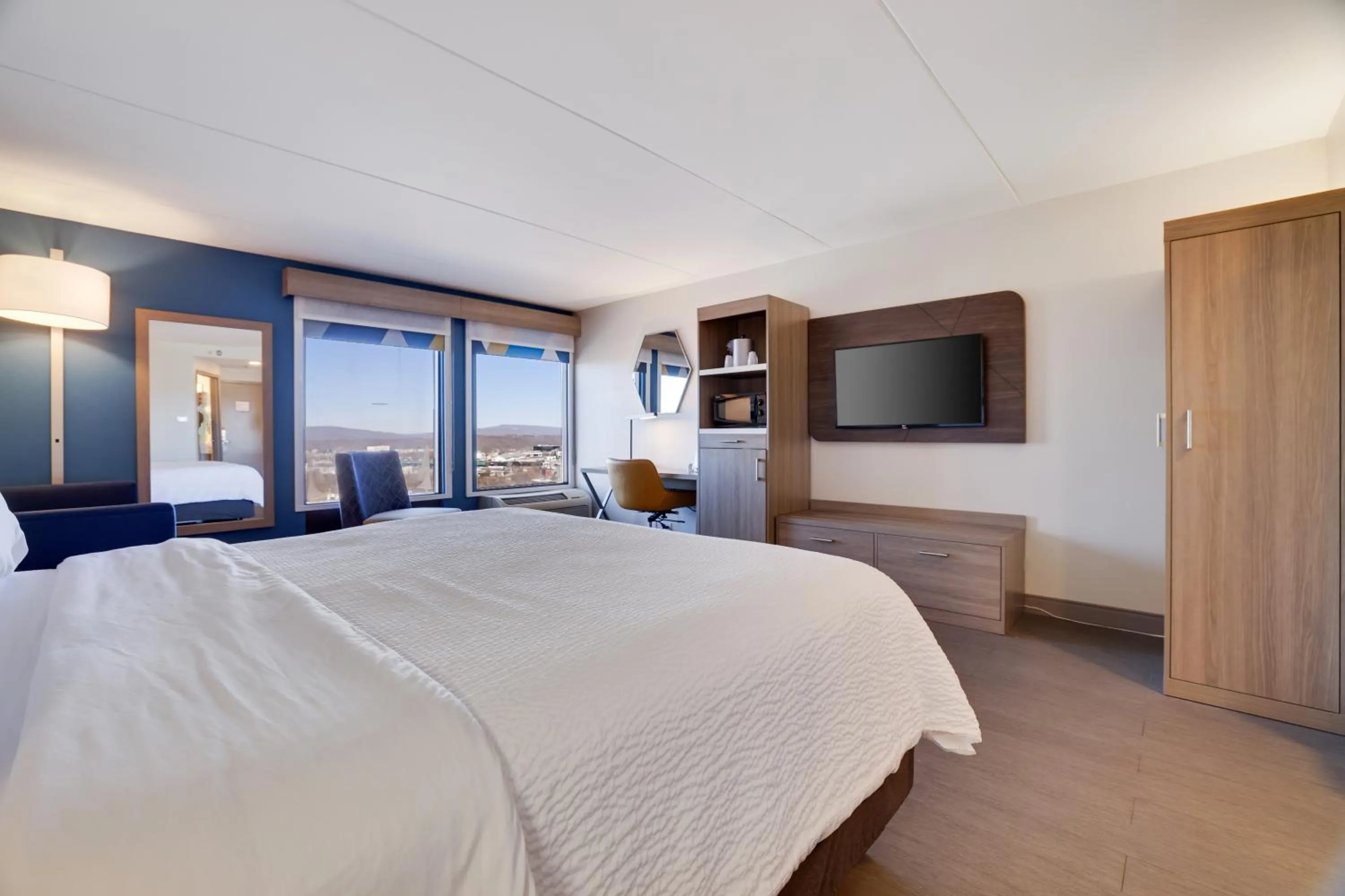 Photo of the whole room, Bed in Holiday Inn Express Wilkes Barre East by IHG