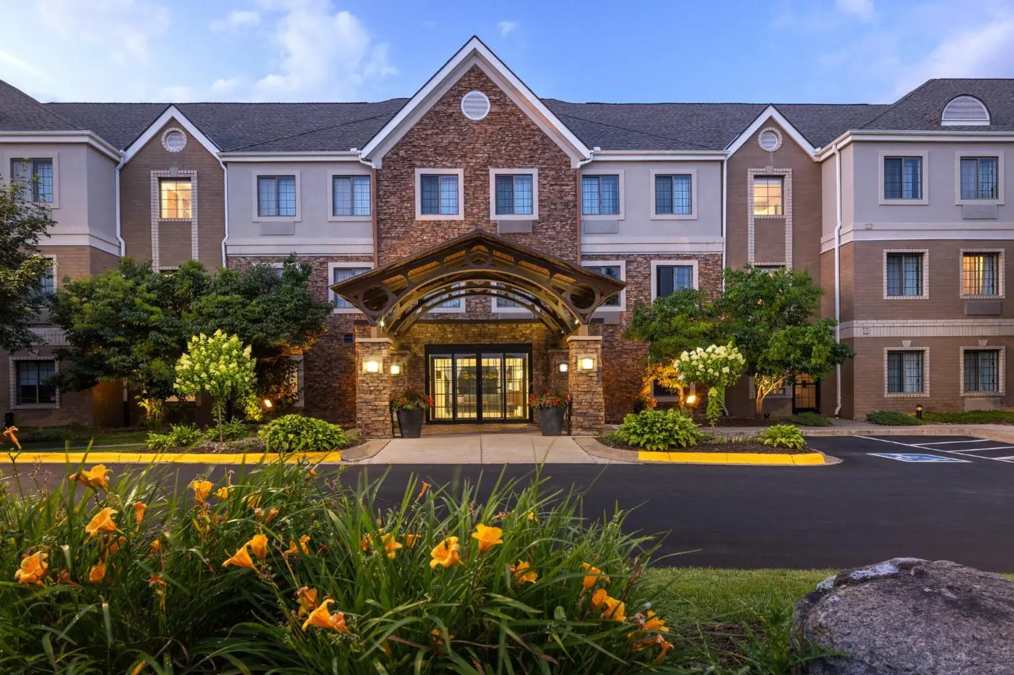 Property building in Staybridge Suites Minneapolis-Maple Grove by IHG Property building in Staybridge Suites Minneapolis-Maple Grove by IHG